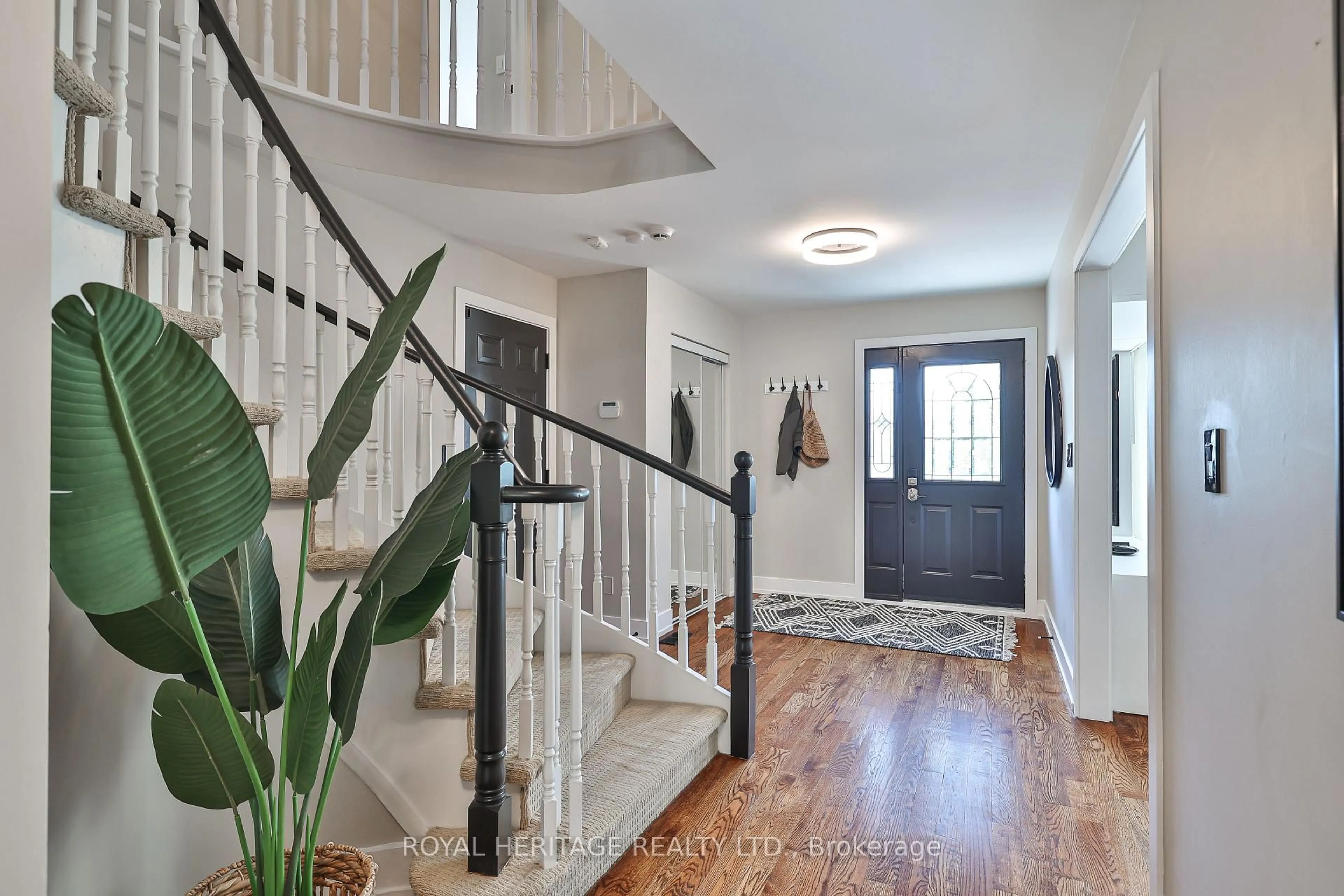 Indoor entryway for 532 Powell Rd, Whitby Ontario L1N 6Y7