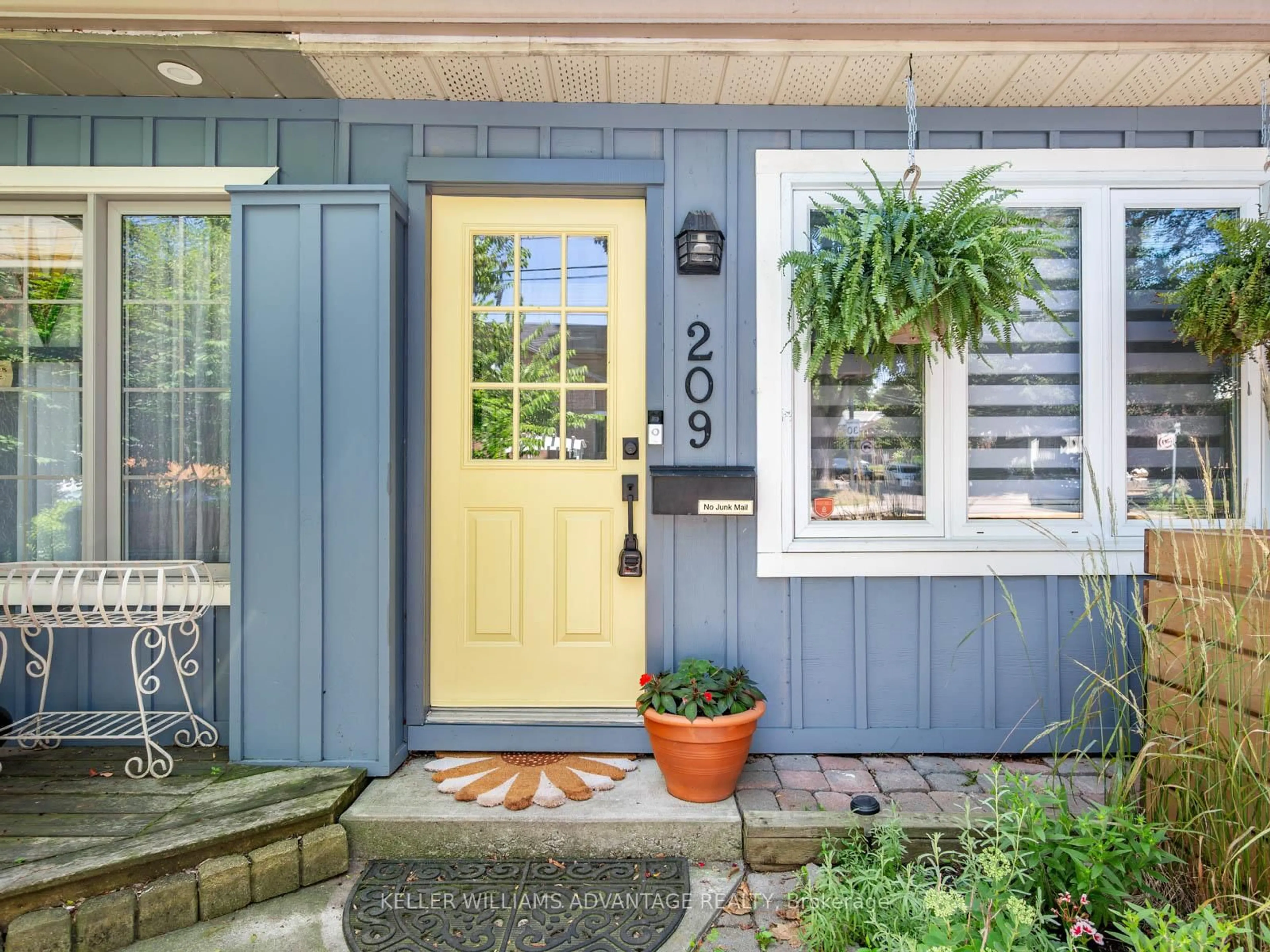 Indoor entryway for 209 Eastwood Rd, Toronto Ontario M4L 2E2