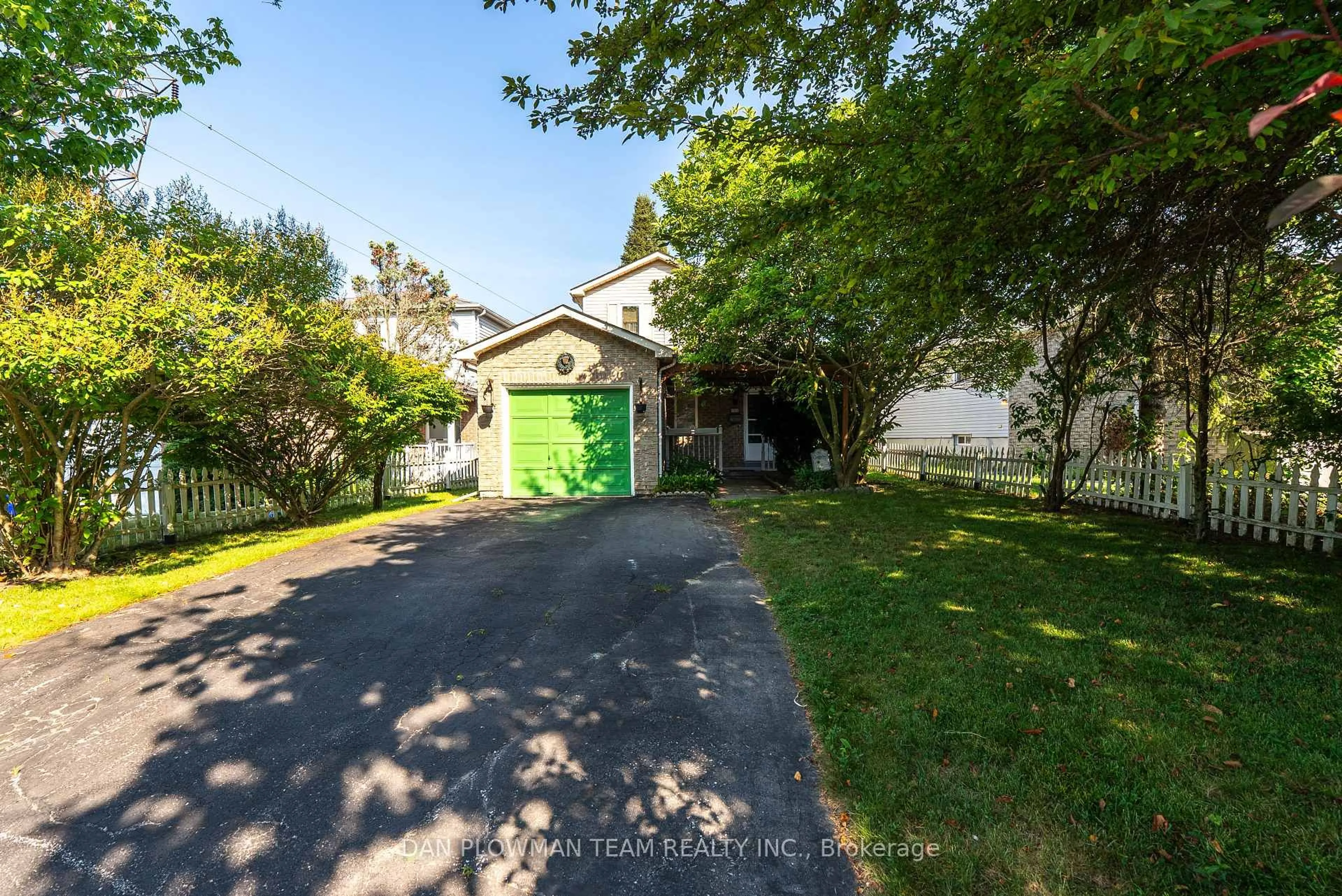 A pic from outside/outdoor area/front of a property/back of a property/a pic from drone, street for 988 Greenlane Crt, Oshawa Ontario L1K 2C6