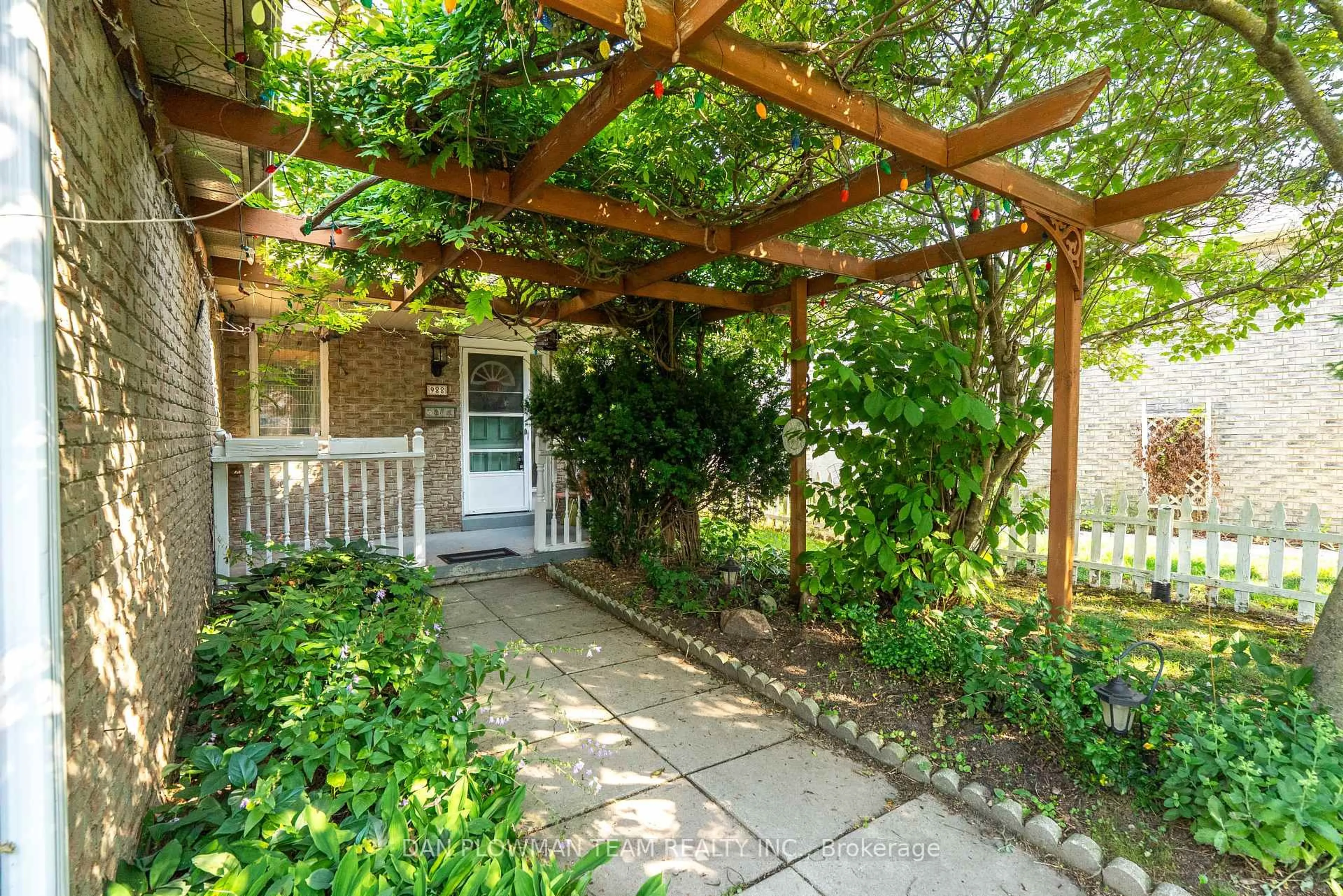 Patio, street for 988 Greenlane Crt, Oshawa Ontario L1K 2C6