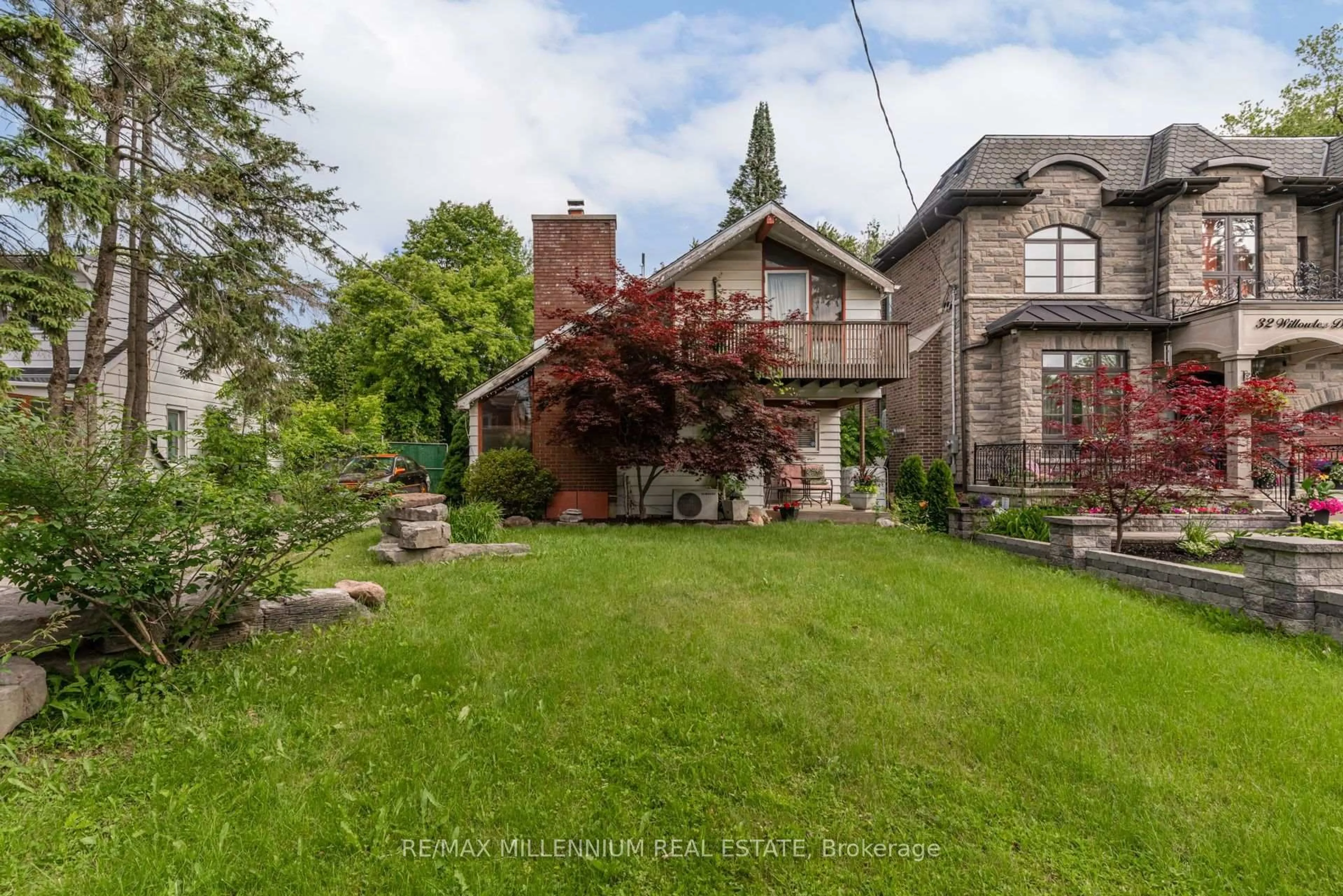 A pic from outside/outdoor area/front of a property/back of a property/a pic from drone, street for 30 Willowlea Dr, Toronto Ontario M1C 1J5