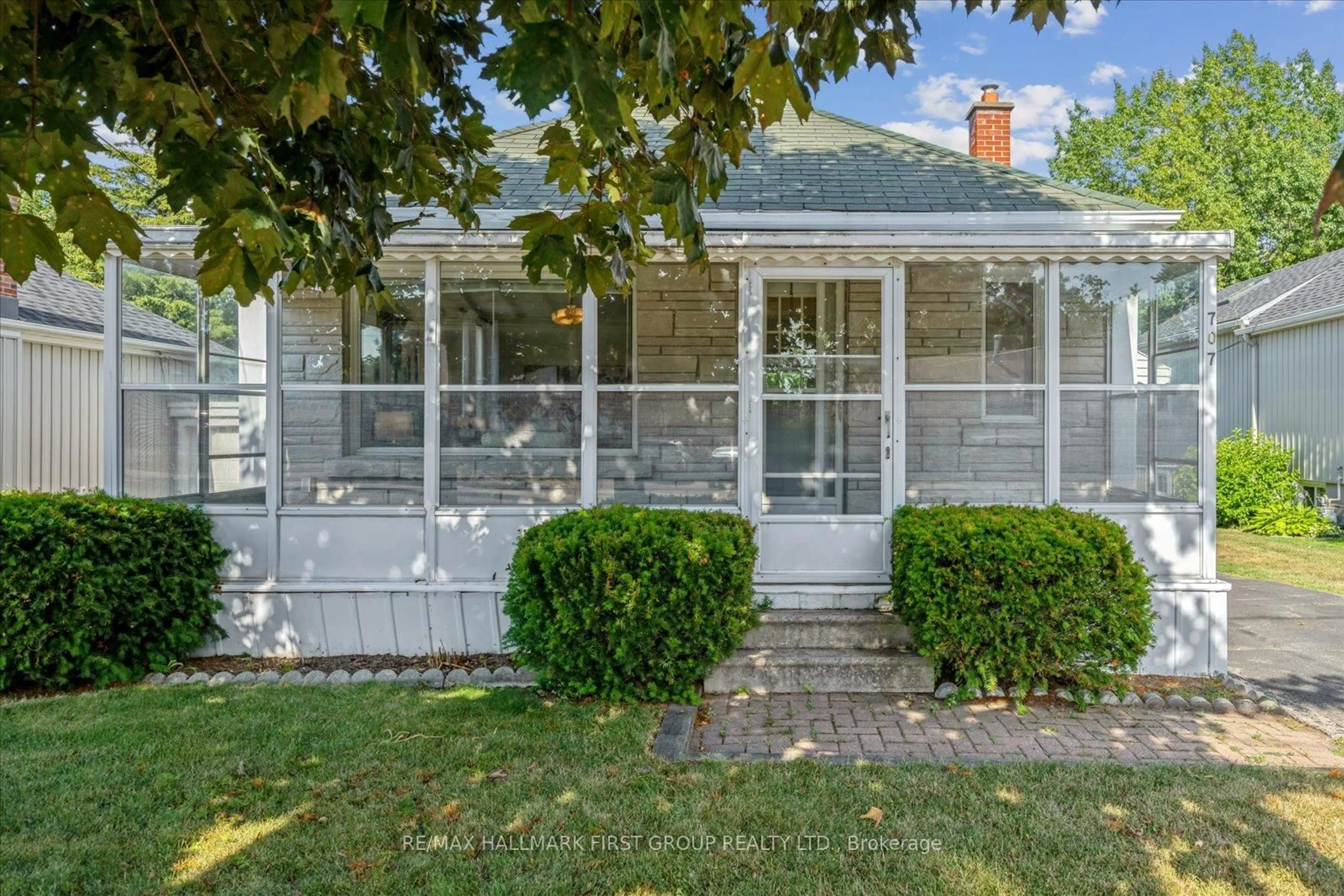 Patio, street for 707 Athol St, Whitby Ontario L1N 4A1