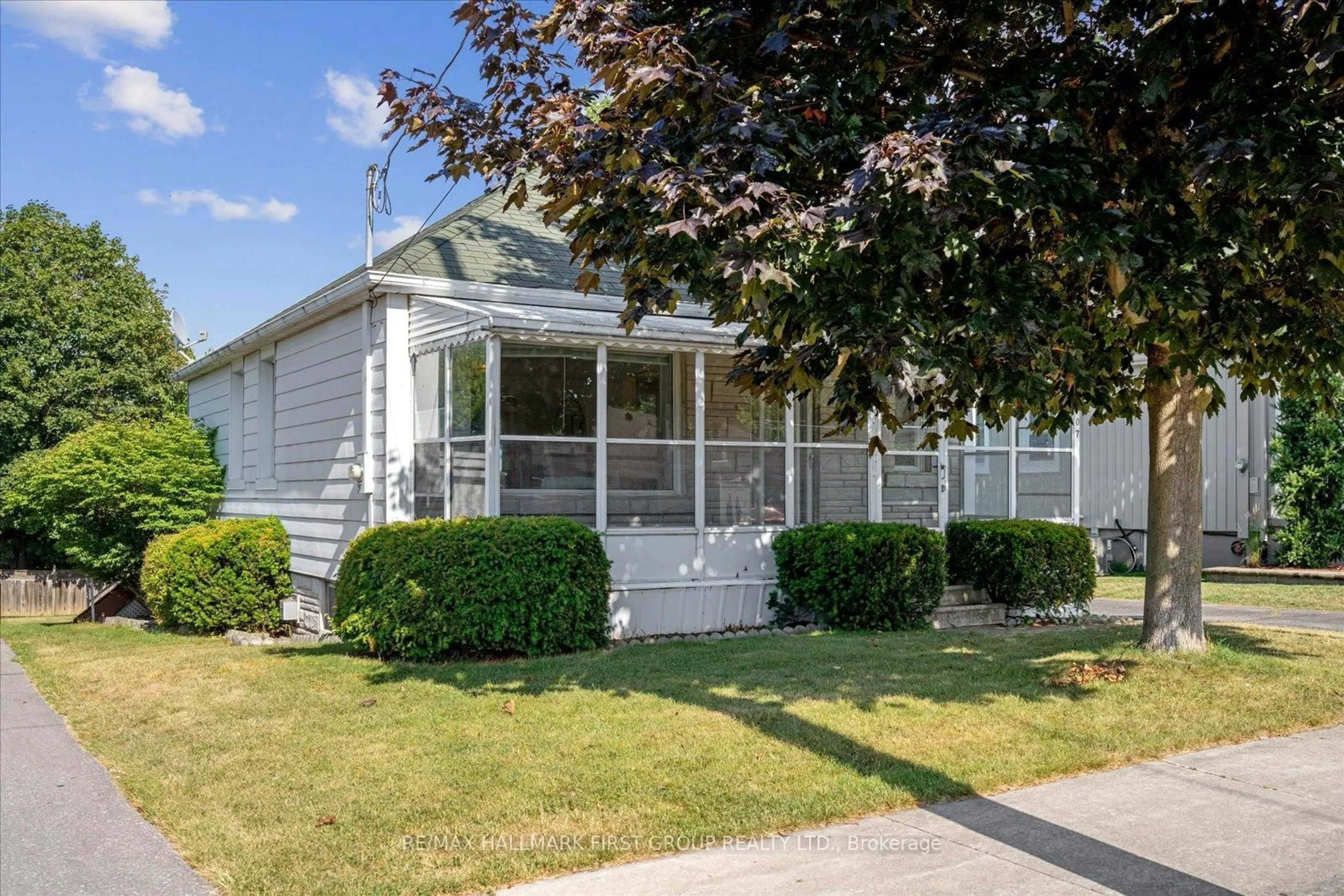 Home with vinyl exterior material, street for 707 Athol St, Whitby Ontario L1N 4A1