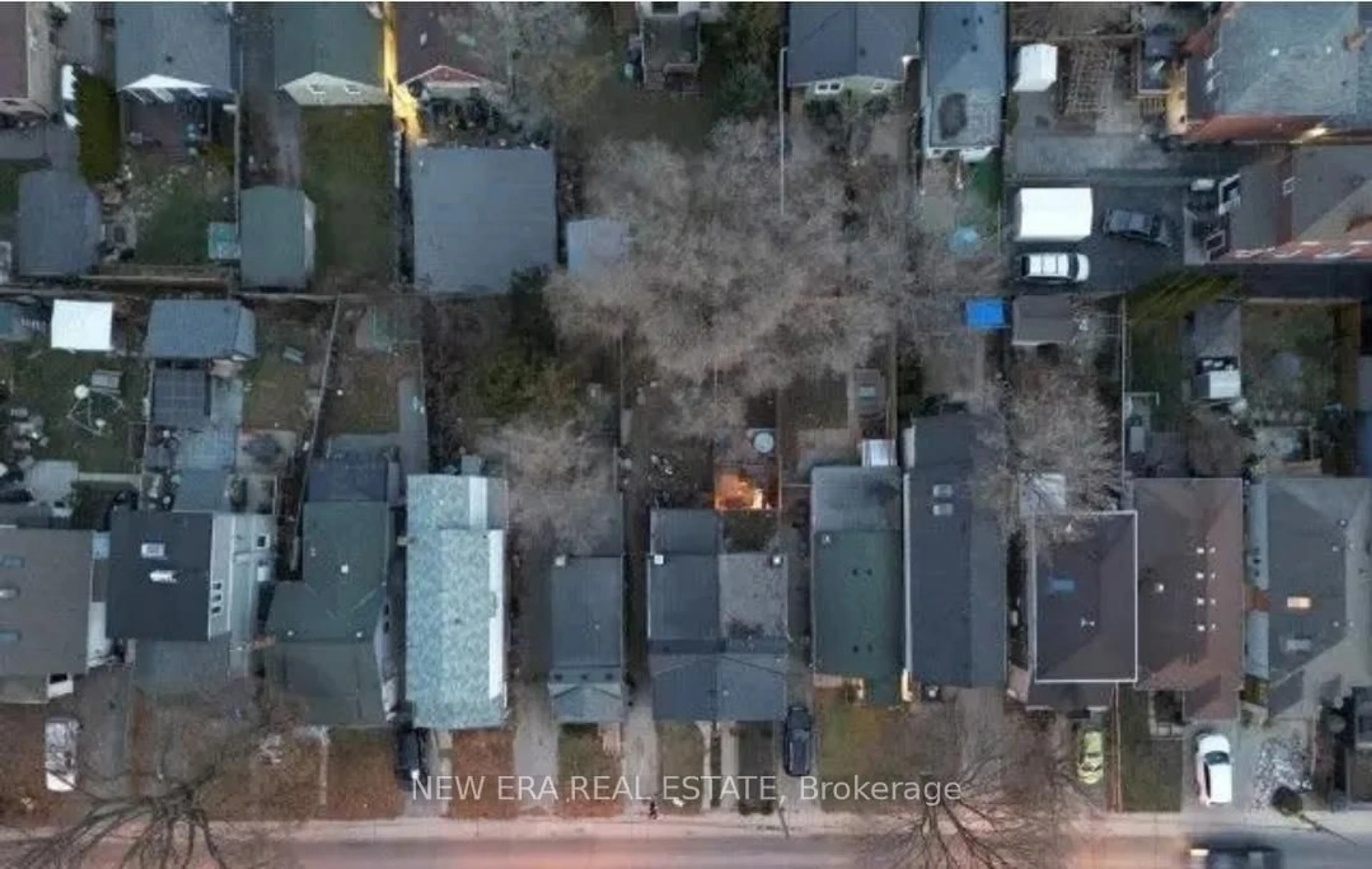 A pic from outside/outdoor area/front of a property/back of a property/a pic from drone, street for 15 Eastdale Ave, Toronto Ontario M4C 4Z8