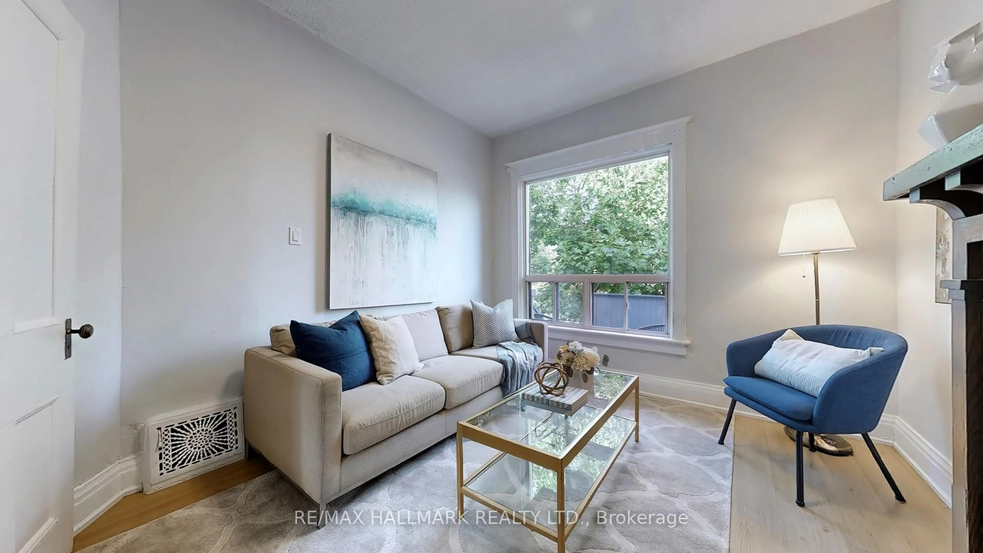 Living room with furniture, unknown for 28 Caroline Ave, Toronto Ontario M4M 1H5