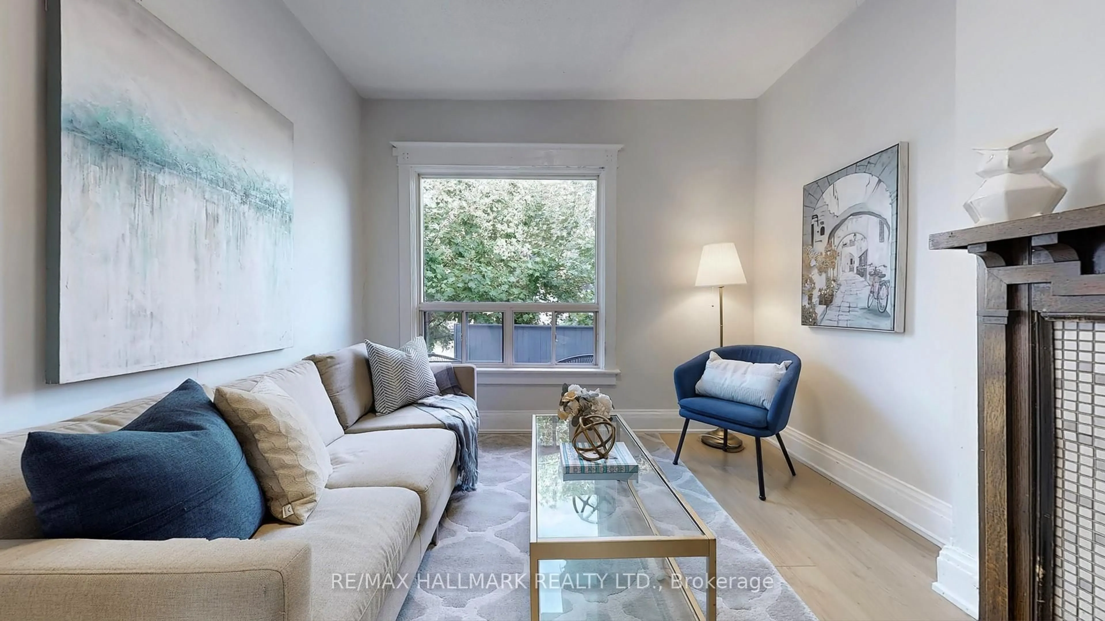 Living room with furniture, unknown for 28 Caroline Ave, Toronto Ontario M4M 1H5