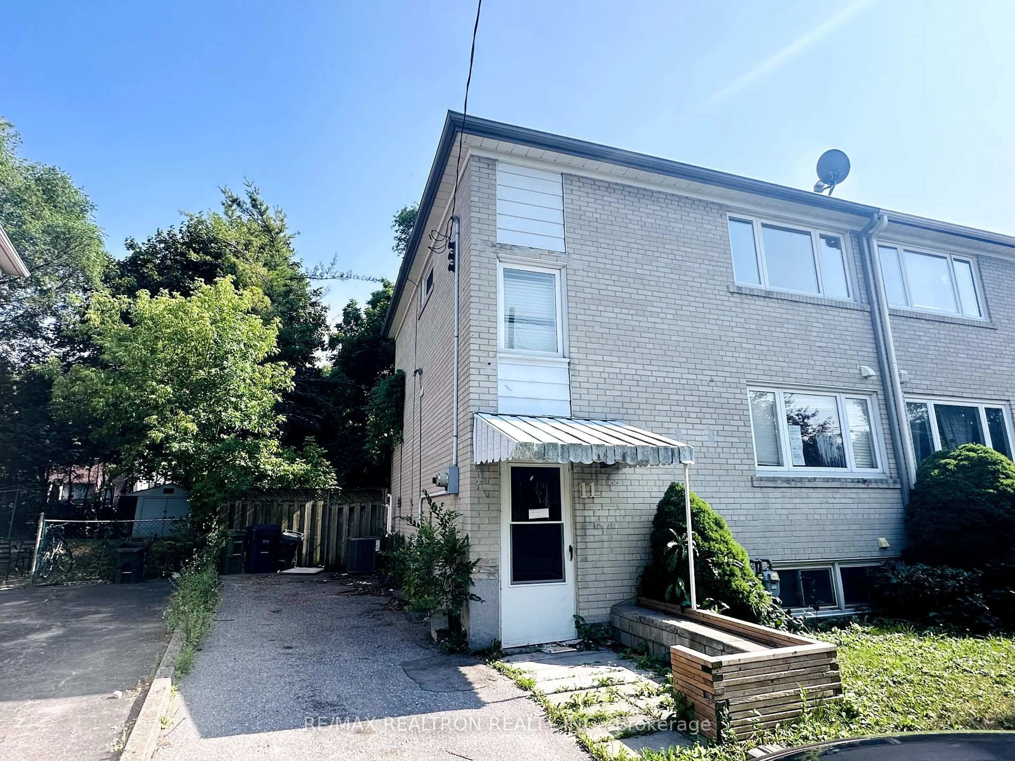 A pic from outside/outdoor area/front of a property/back of a property/a pic from drone, street for 11 Templeton Crt, Toronto Ontario M1E 2C3