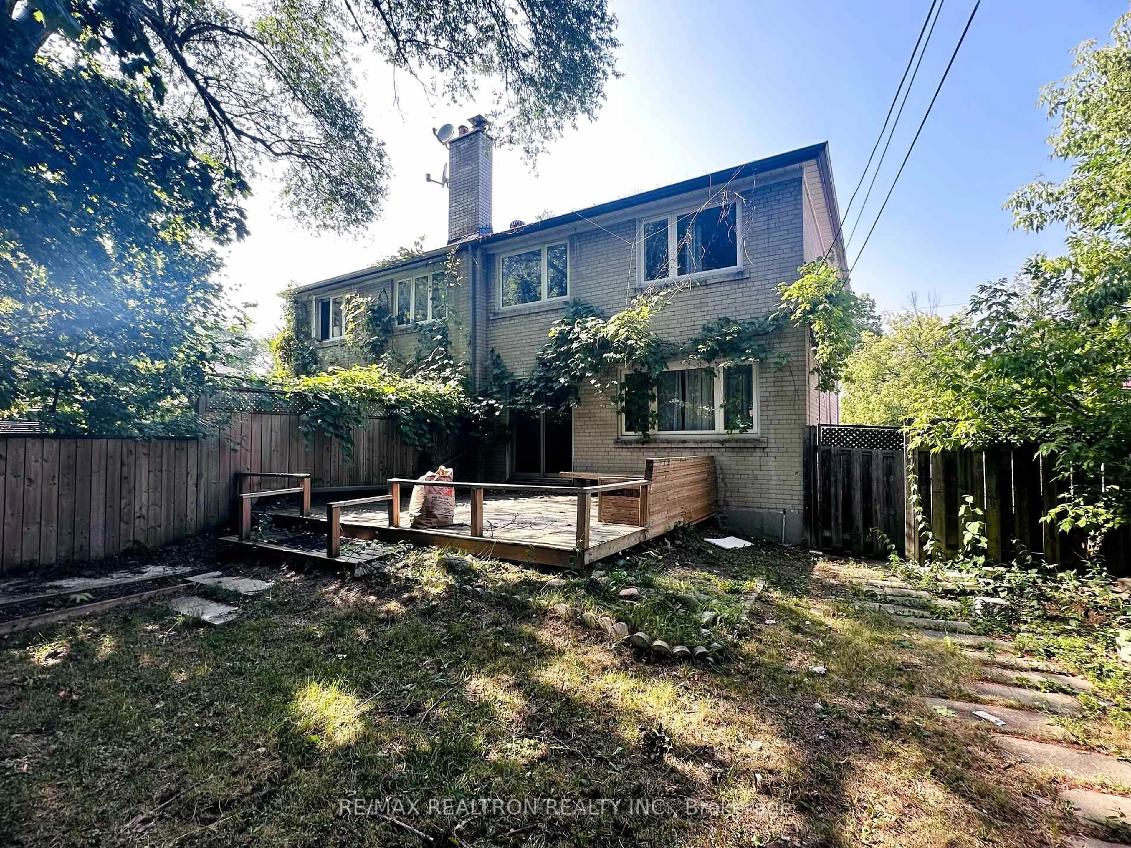 A pic from outside/outdoor area/front of a property/back of a property/a pic from drone, street for 11 Templeton Crt, Toronto Ontario M1E 2C3
