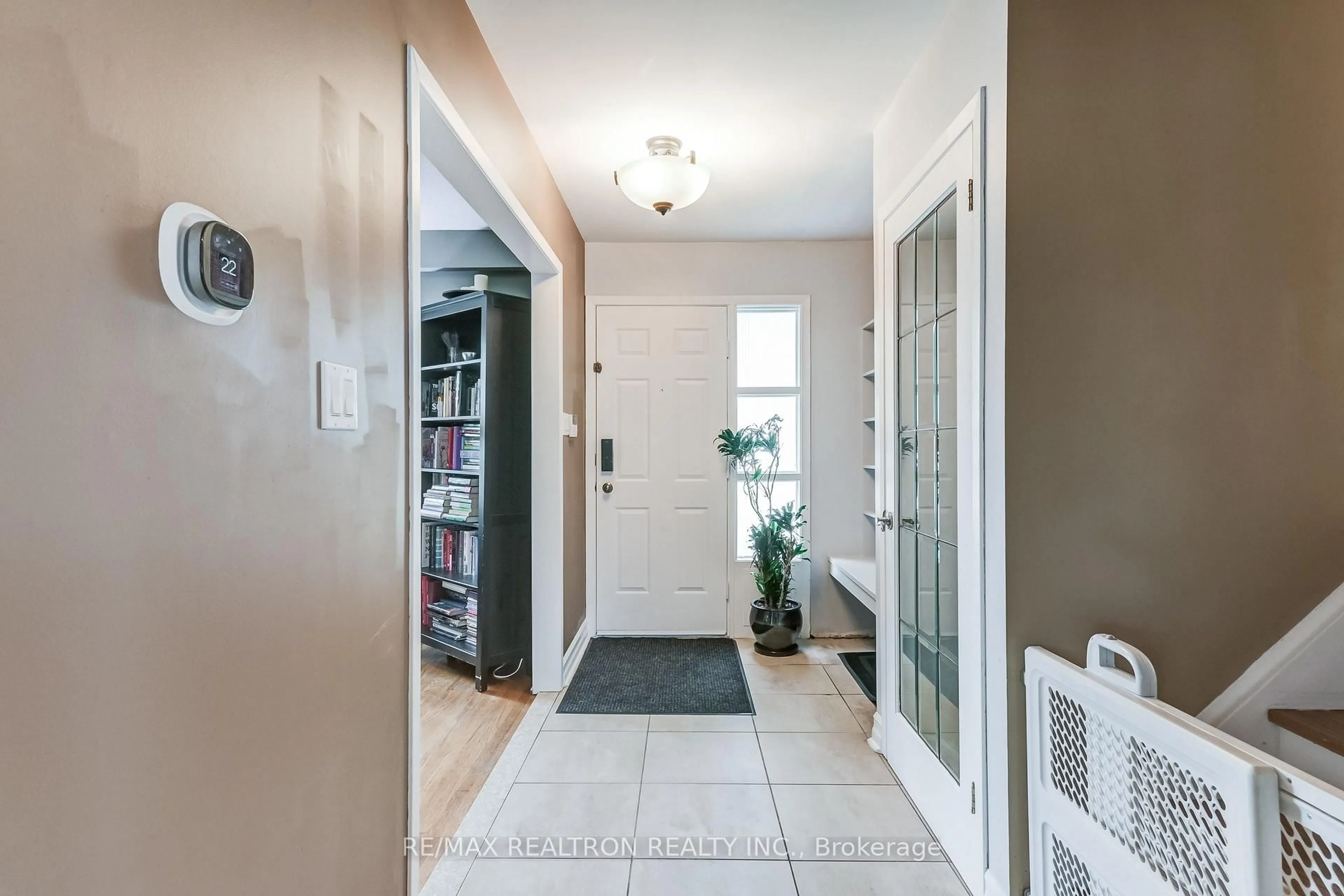 Indoor entryway for 2 Grovenest Dr, Toronto Ontario M1E 4J3