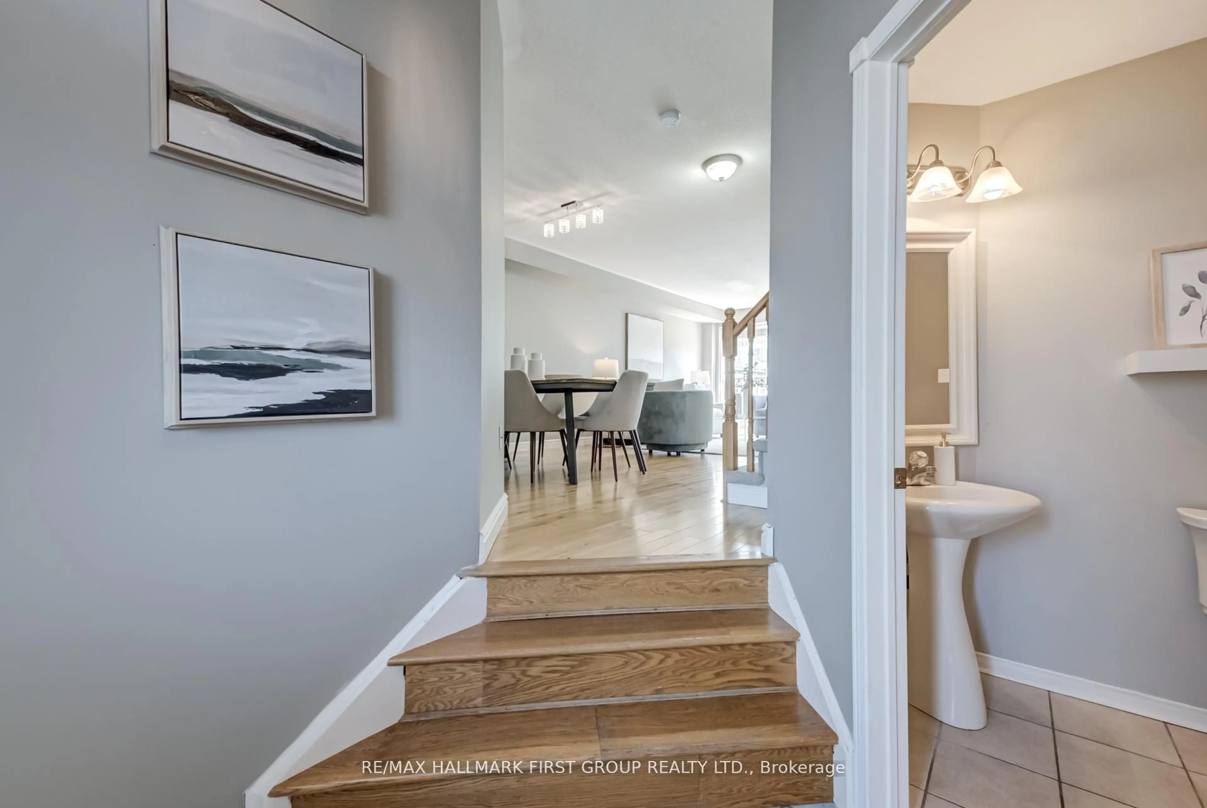 Indoor entryway for 19 Inlet Bay Dr, Whitby Ontario L1N 9P2