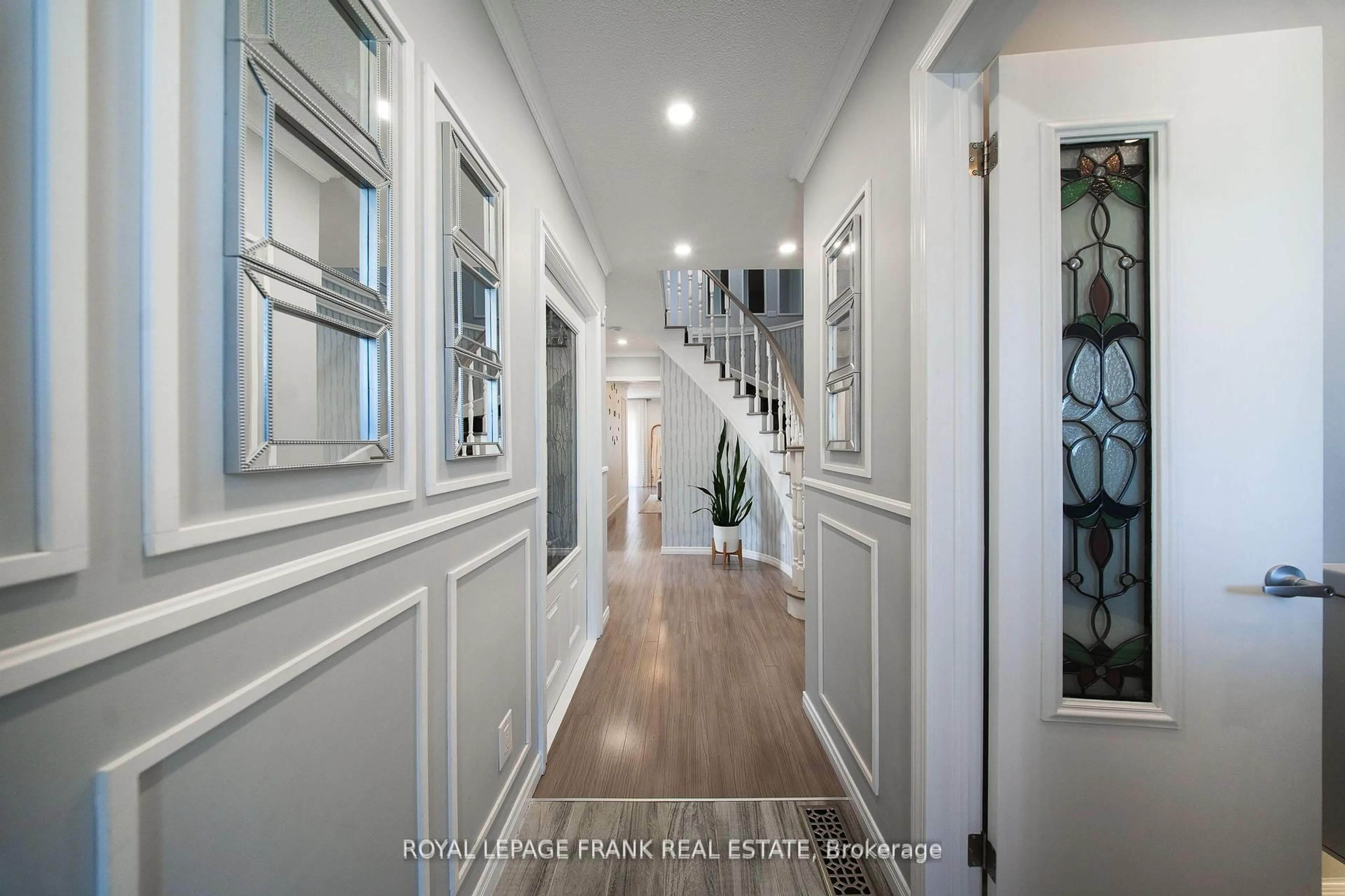 Indoor entryway for 156 Overbank Dr, Oshawa Ontario L1J 7Y5