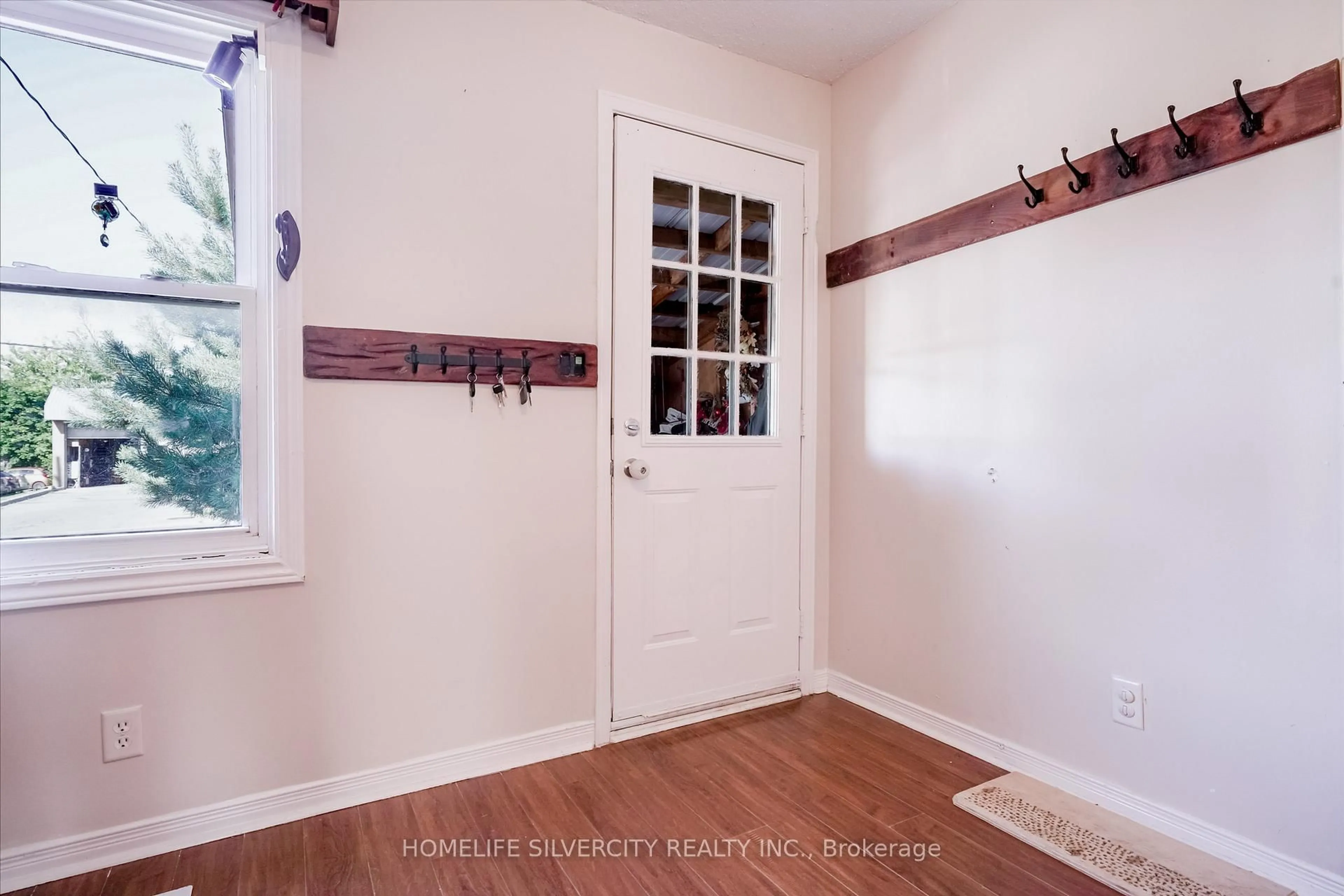 Indoor entryway for 283 Park Rd, Oshawa Ontario L1J 4H4