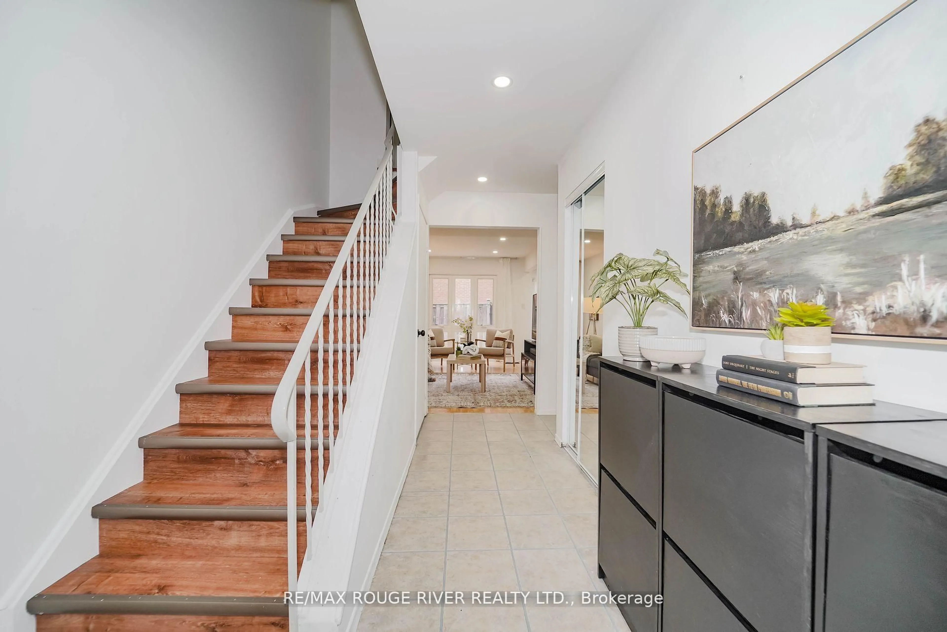 Indoor foyer for 100 Bridletowne Circ #74, Toronto Ontario M1W 2G8