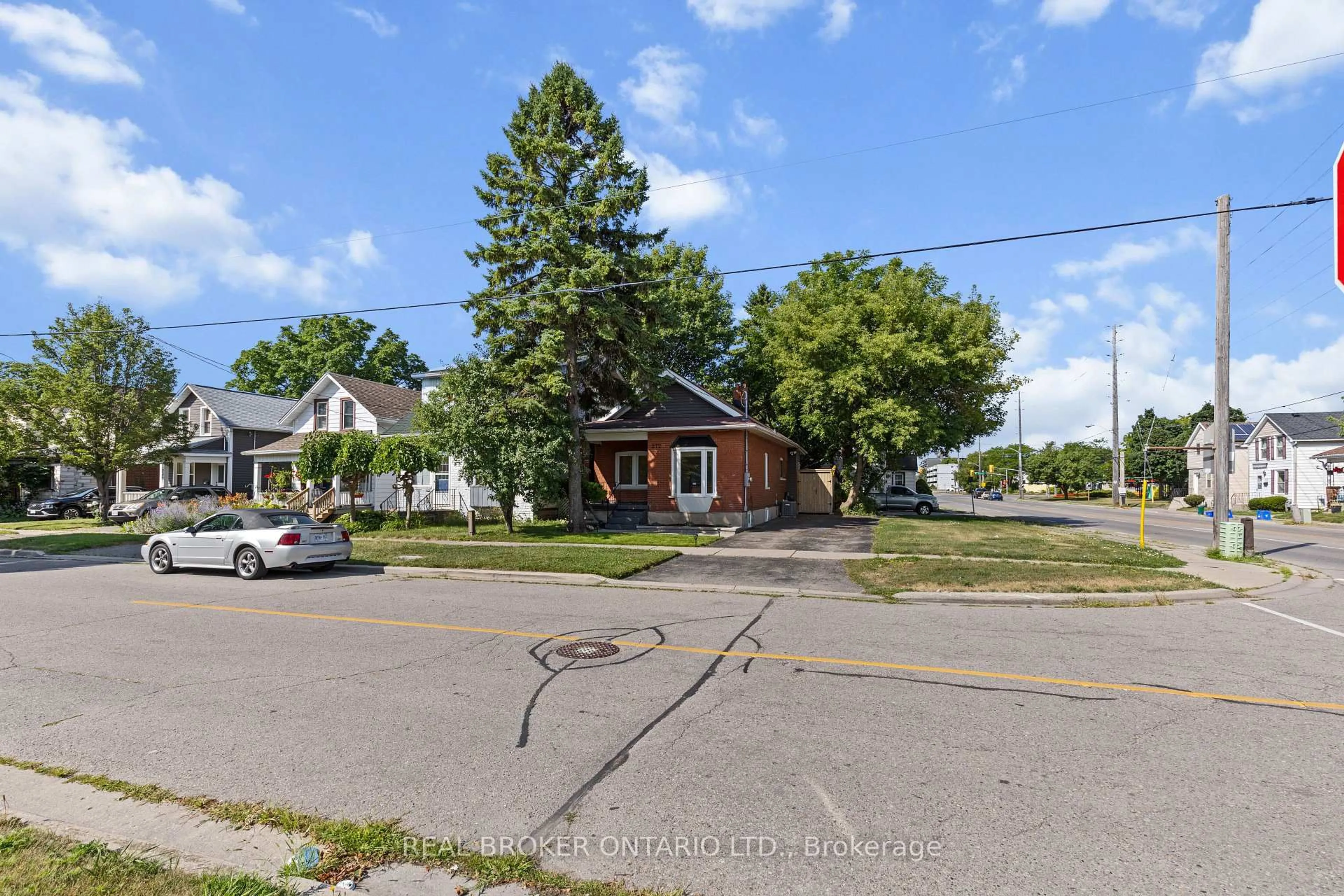 A pic from outside/outdoor area/front of a property/back of a property/a pic from drone, street for 272 Burk St, Oshawa Ontario L1J 4C4