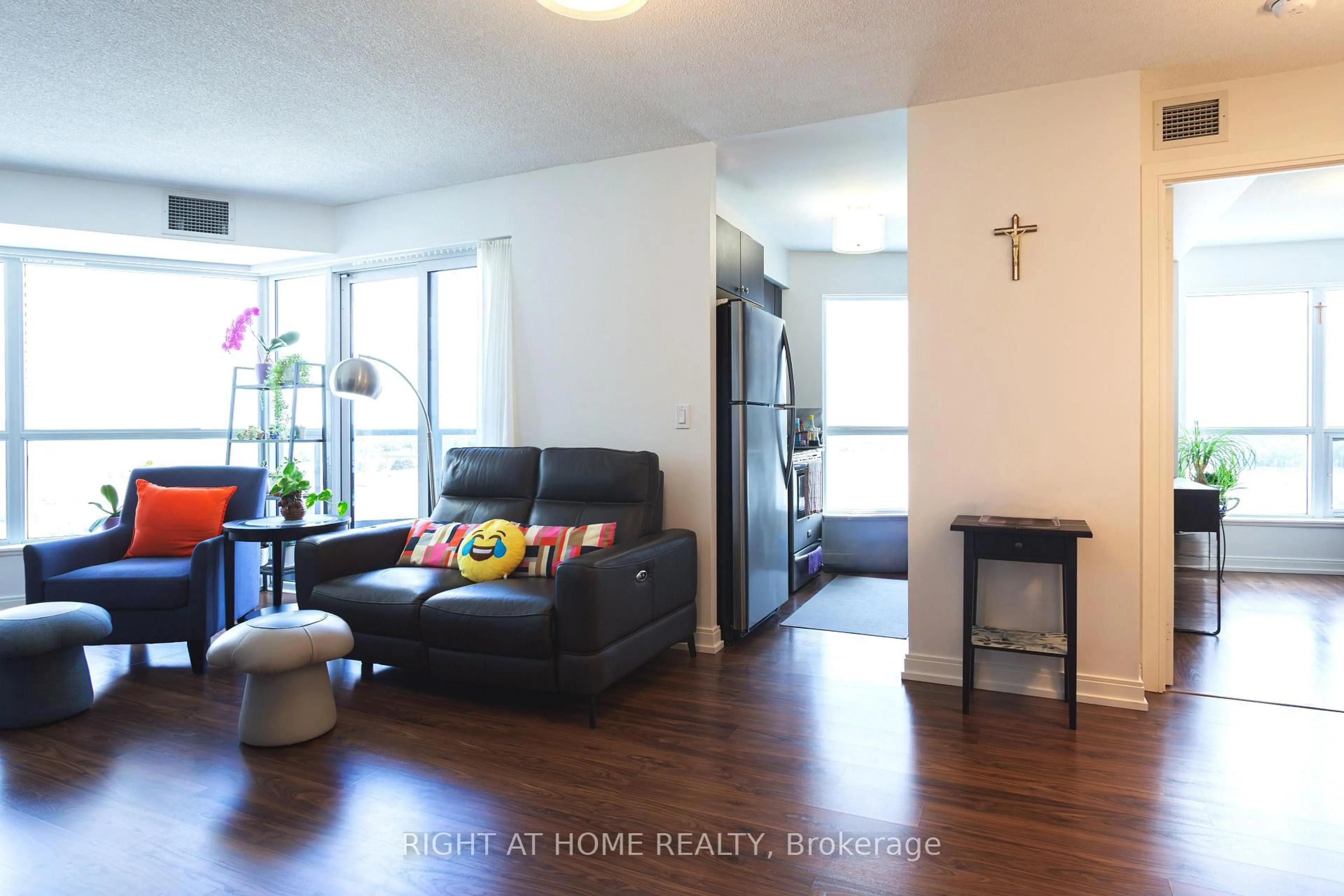 Living room with furniture, wood/laminate floor for 151 Village Green Sq #908, Toronto Ontario M1S 0K5