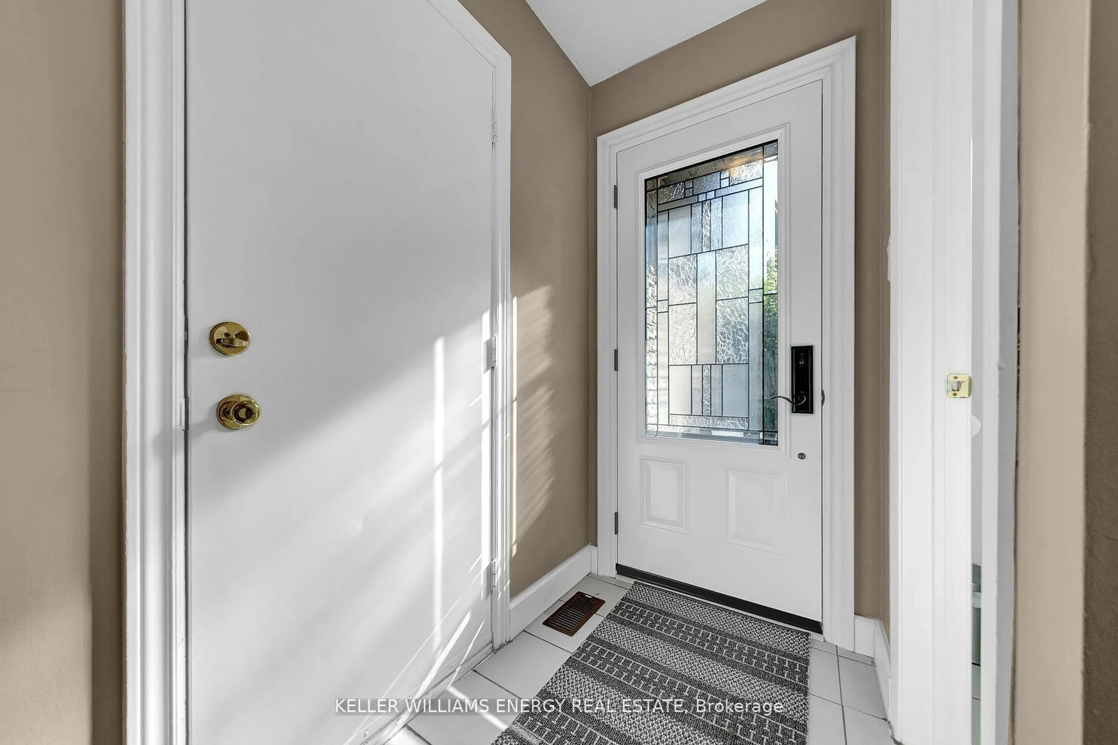 Indoor entryway for 37 Poolton Cres, Clarington Ontario L1E 2H5