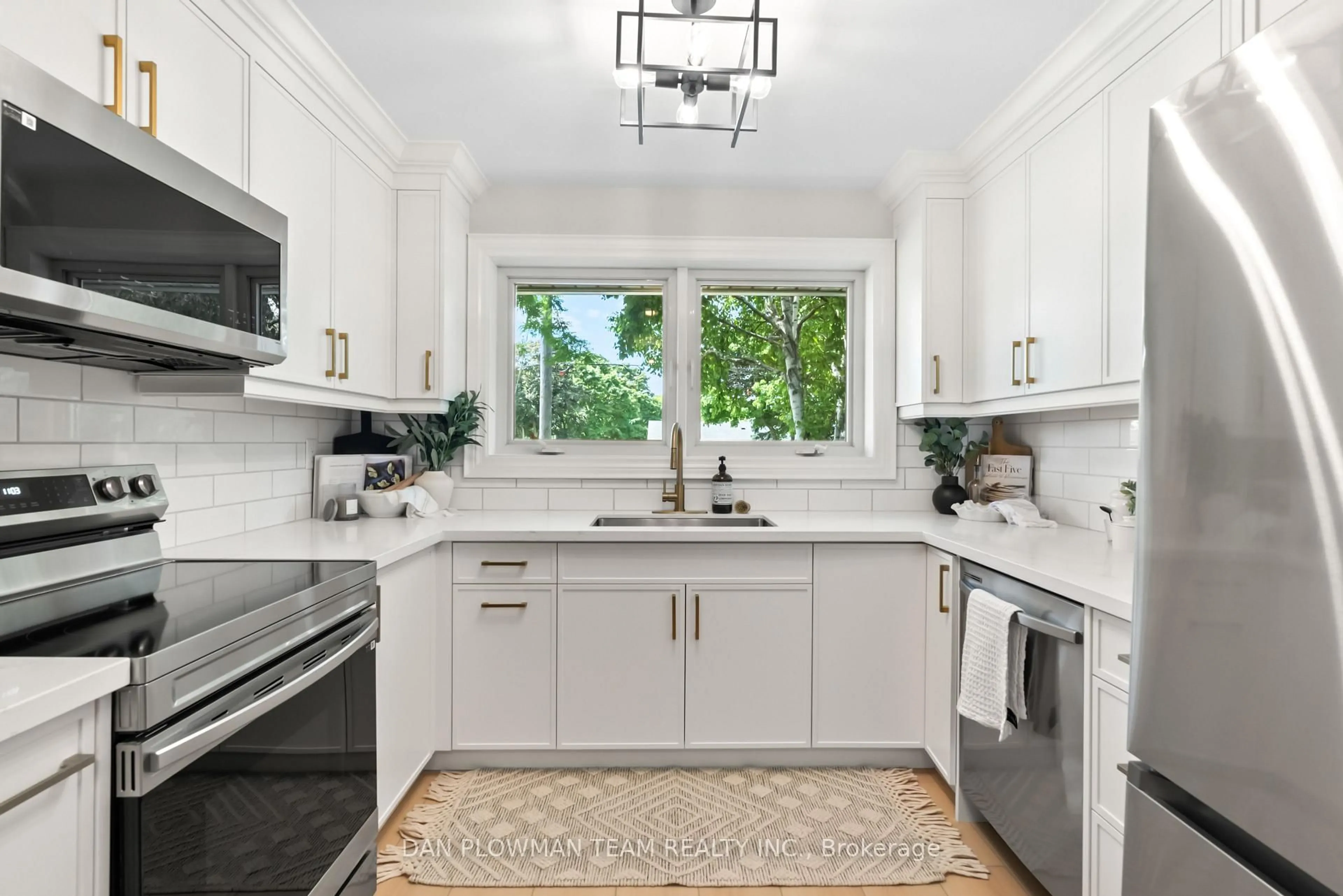Open concept kitchen, ceramic/tile floor for 119 Thorncliffe St, Oshawa Ontario L1H 7H3