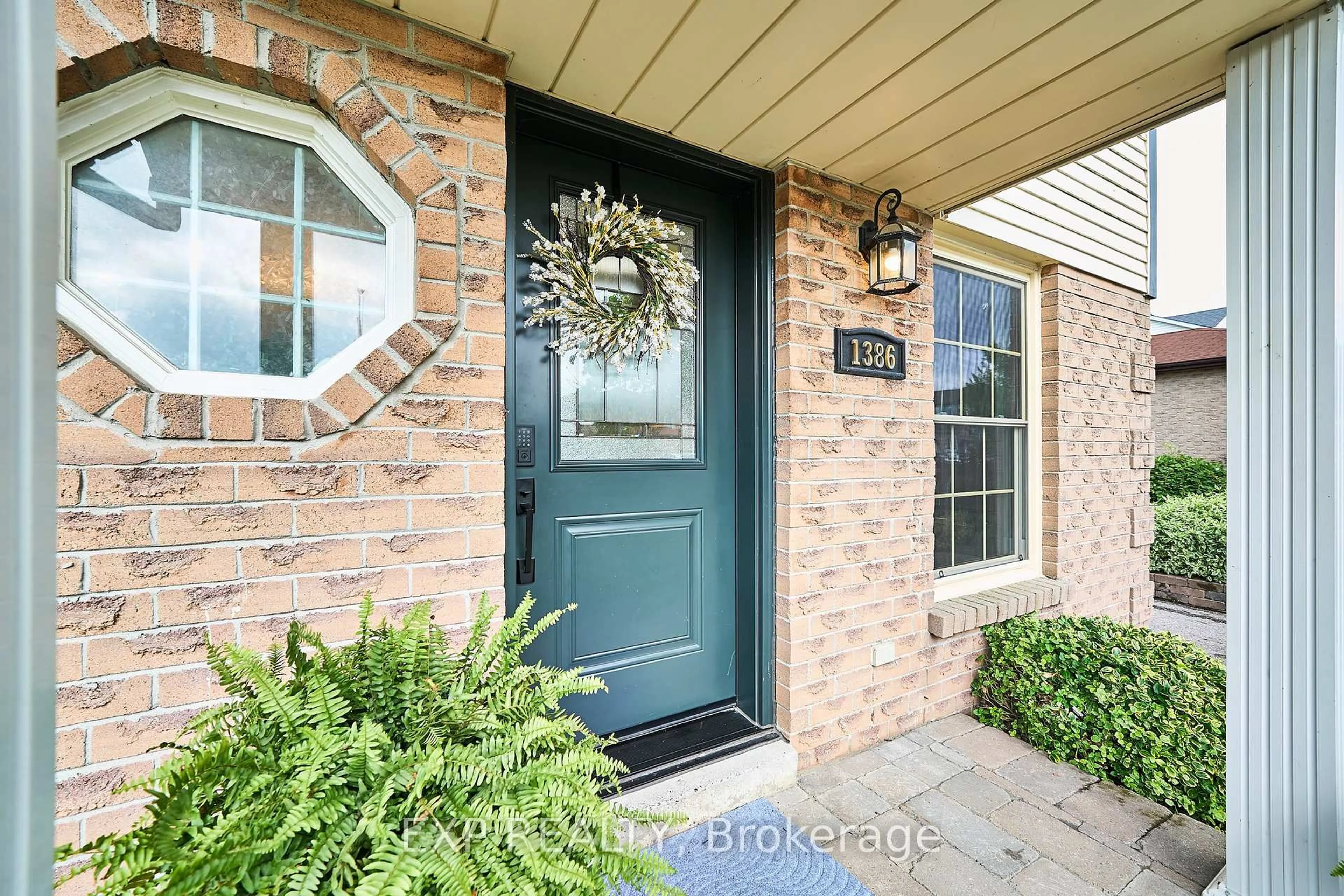Indoor entryway for 1386 Charter Cres, Oshawa Ontario L1J 8K8