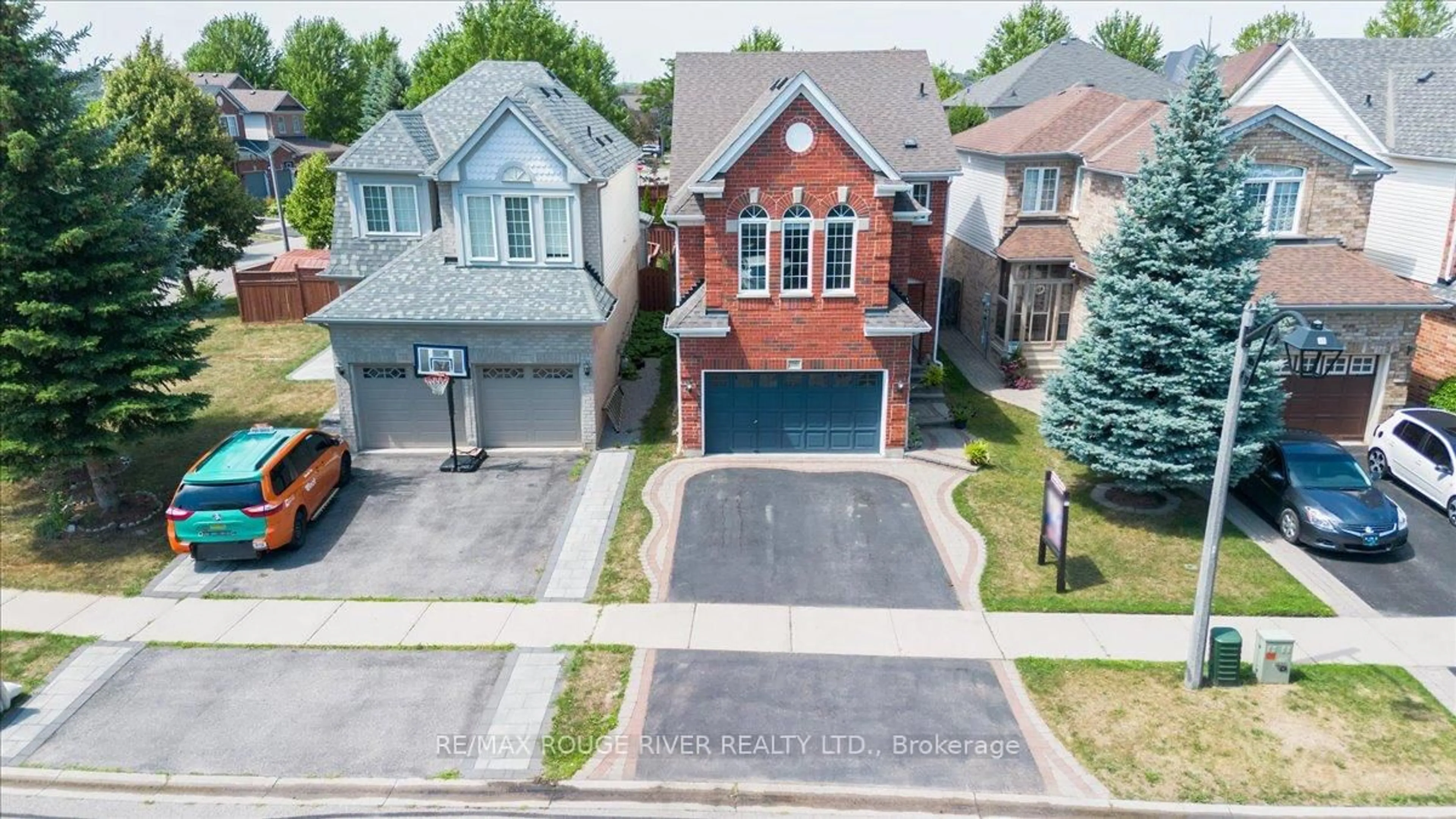 A pic from outside/outdoor area/front of a property/back of a property/a pic from drone, street for 76 Merchants Ave, Whitby Ontario L1P 1S6