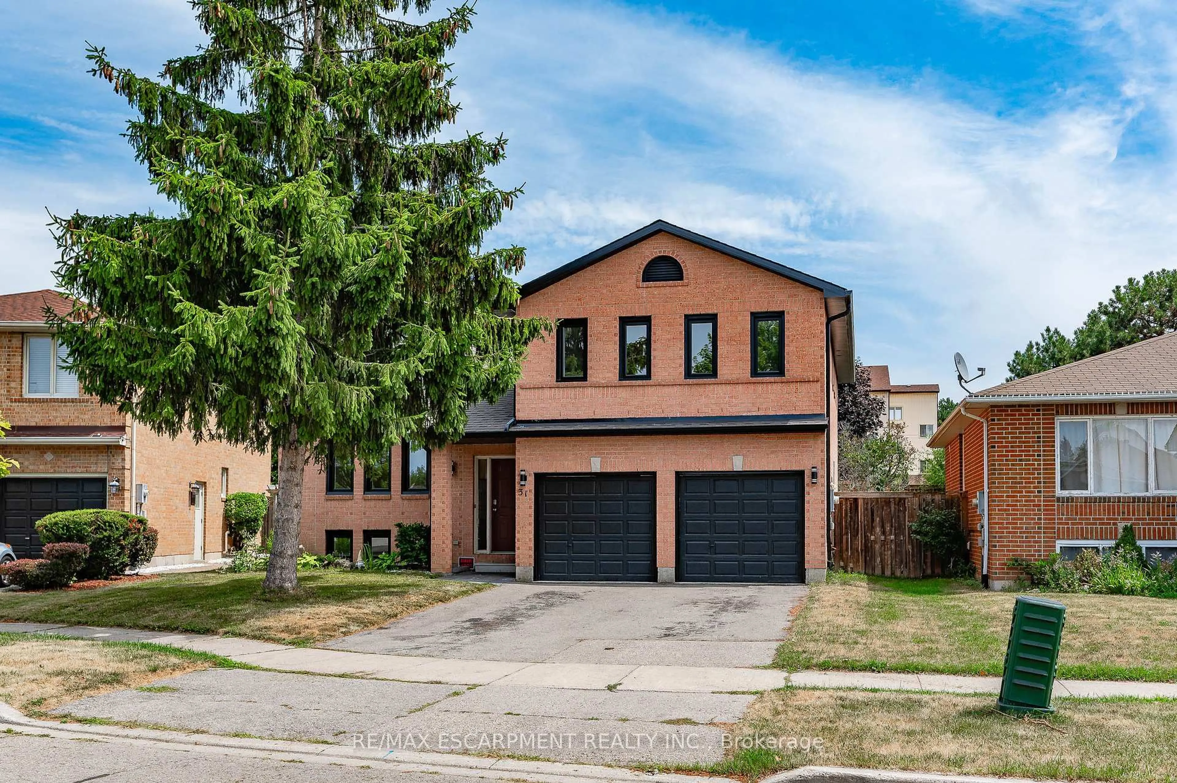Home with brick exterior material, street for 31 Inglewood Pl, Whitby Ontario L1N 8Z9