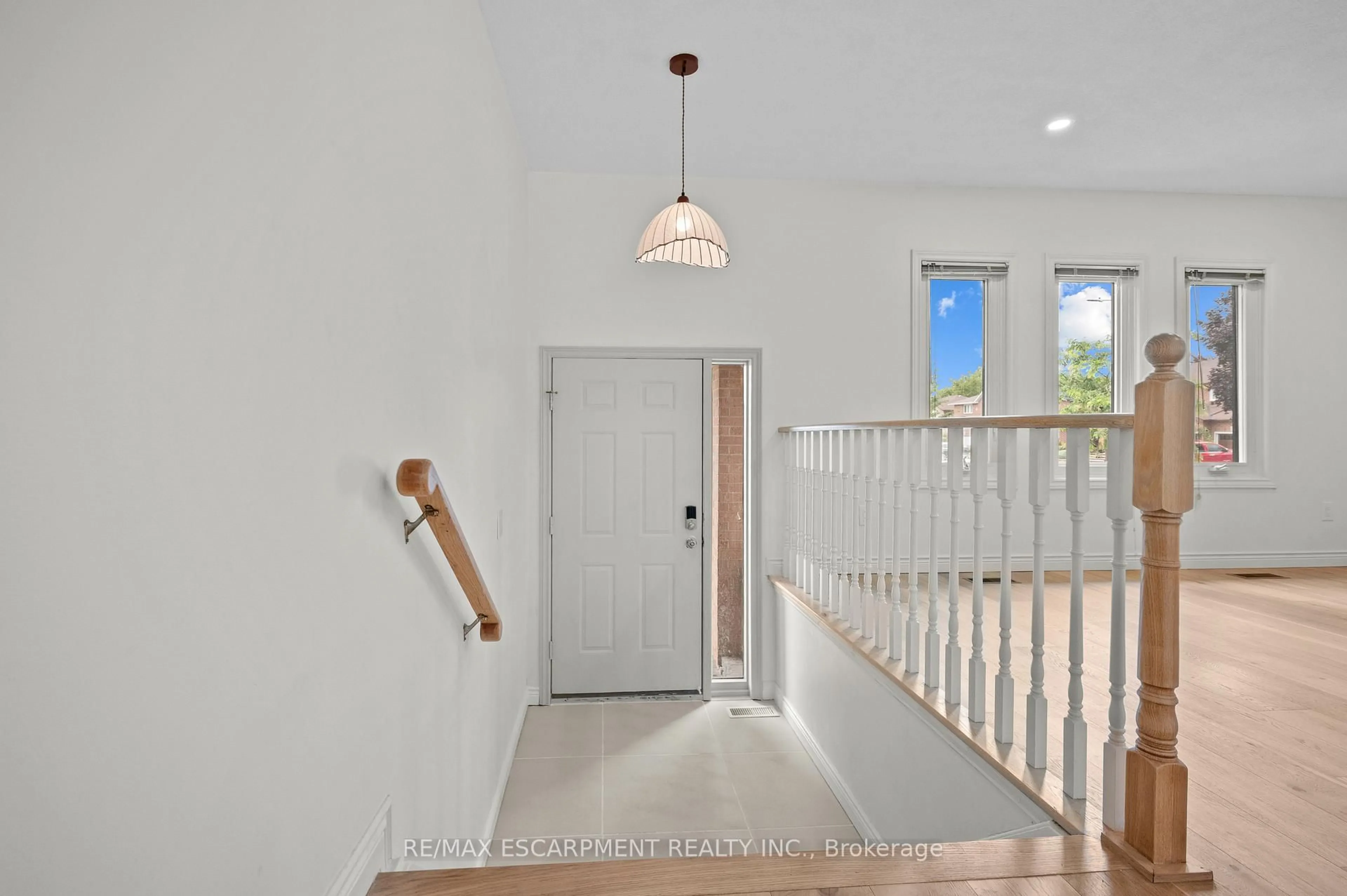 Indoor entryway for 31 Inglewood Pl, Whitby Ontario L1N 8Z9