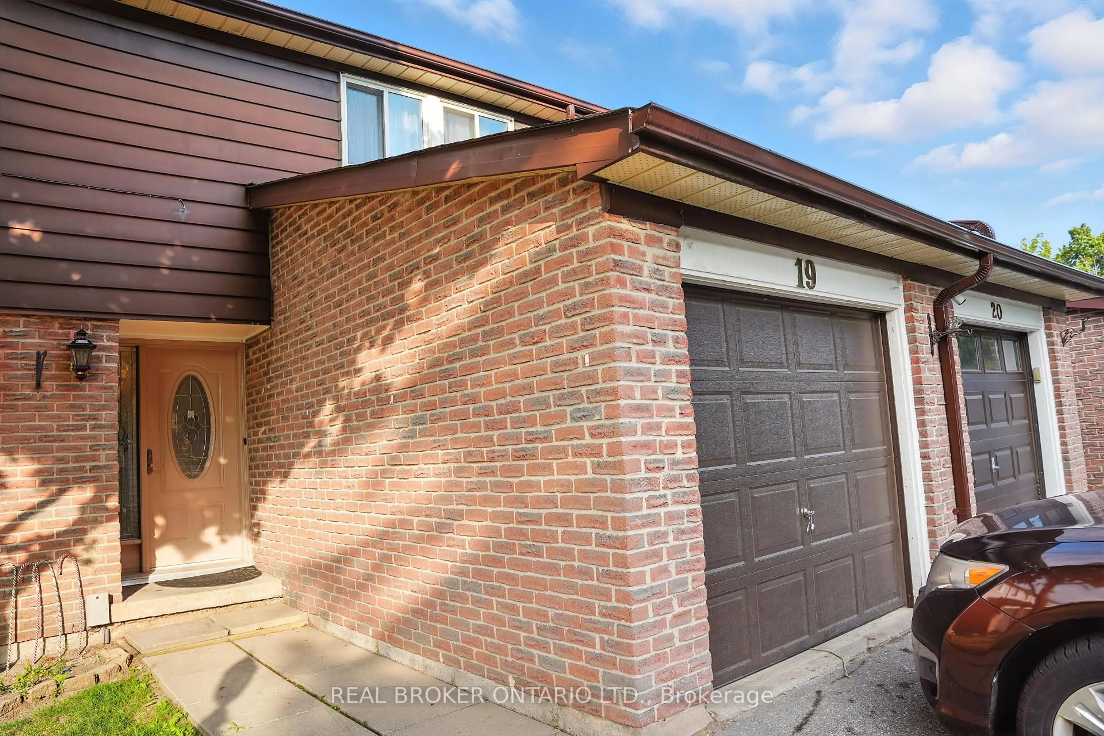 Home with brick exterior material, street for 350 Camelot Crt #19, Oshawa Ontario L1G 6P7