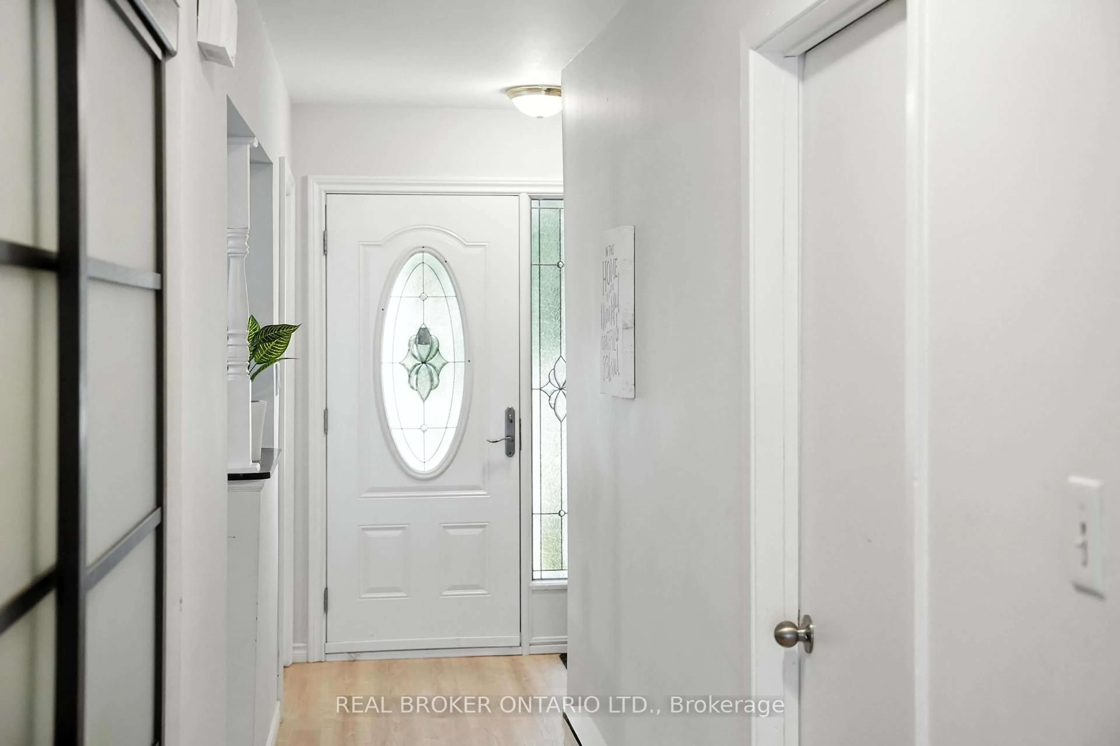 Indoor entryway for 350 Camelot Crt #19, Oshawa Ontario L1G 6P7