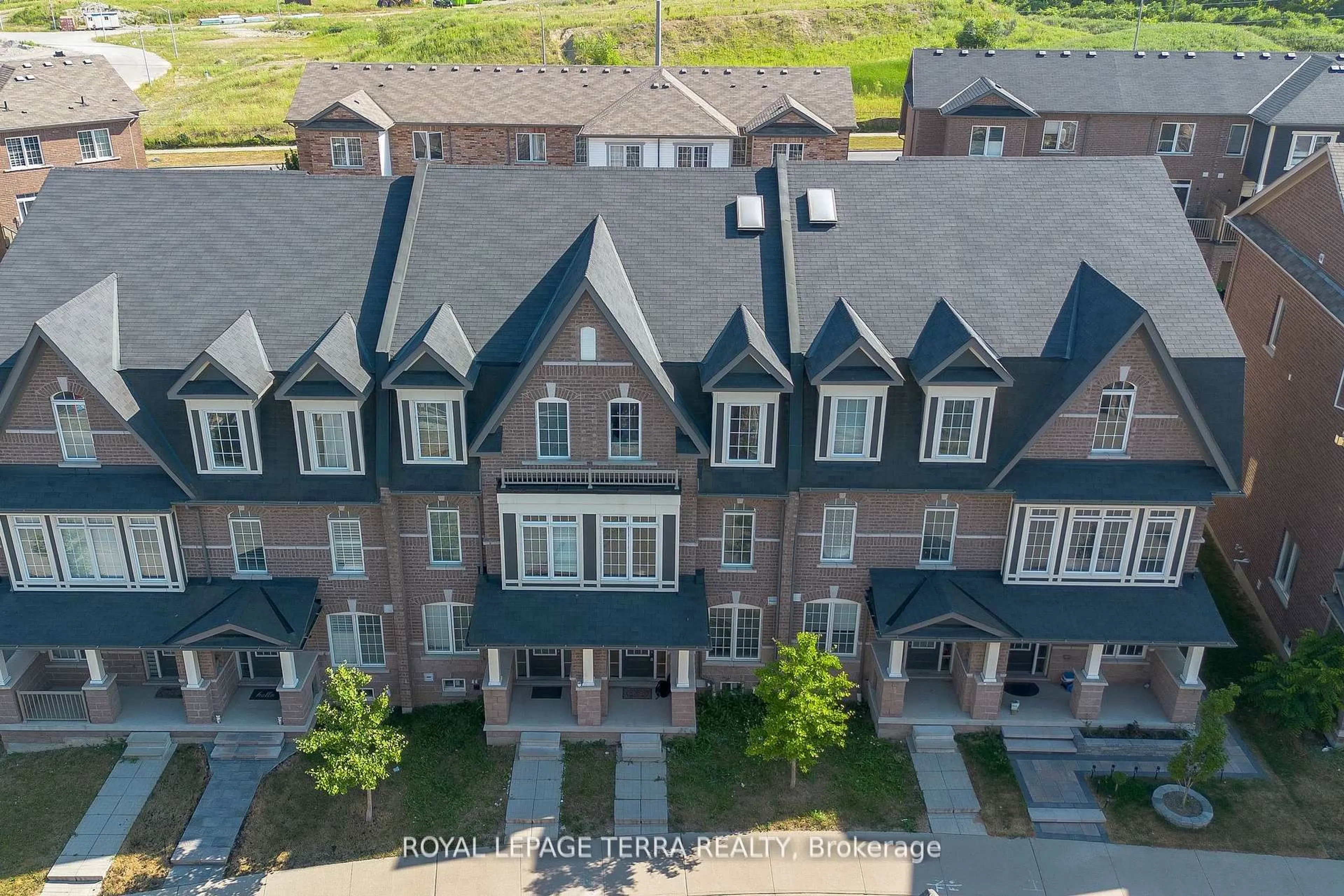 A pic from outside/outdoor area/front of a property/back of a property/a pic from drone, unknown for 8 Graywardine Lane, Ajax Ontario L1Z 0R9