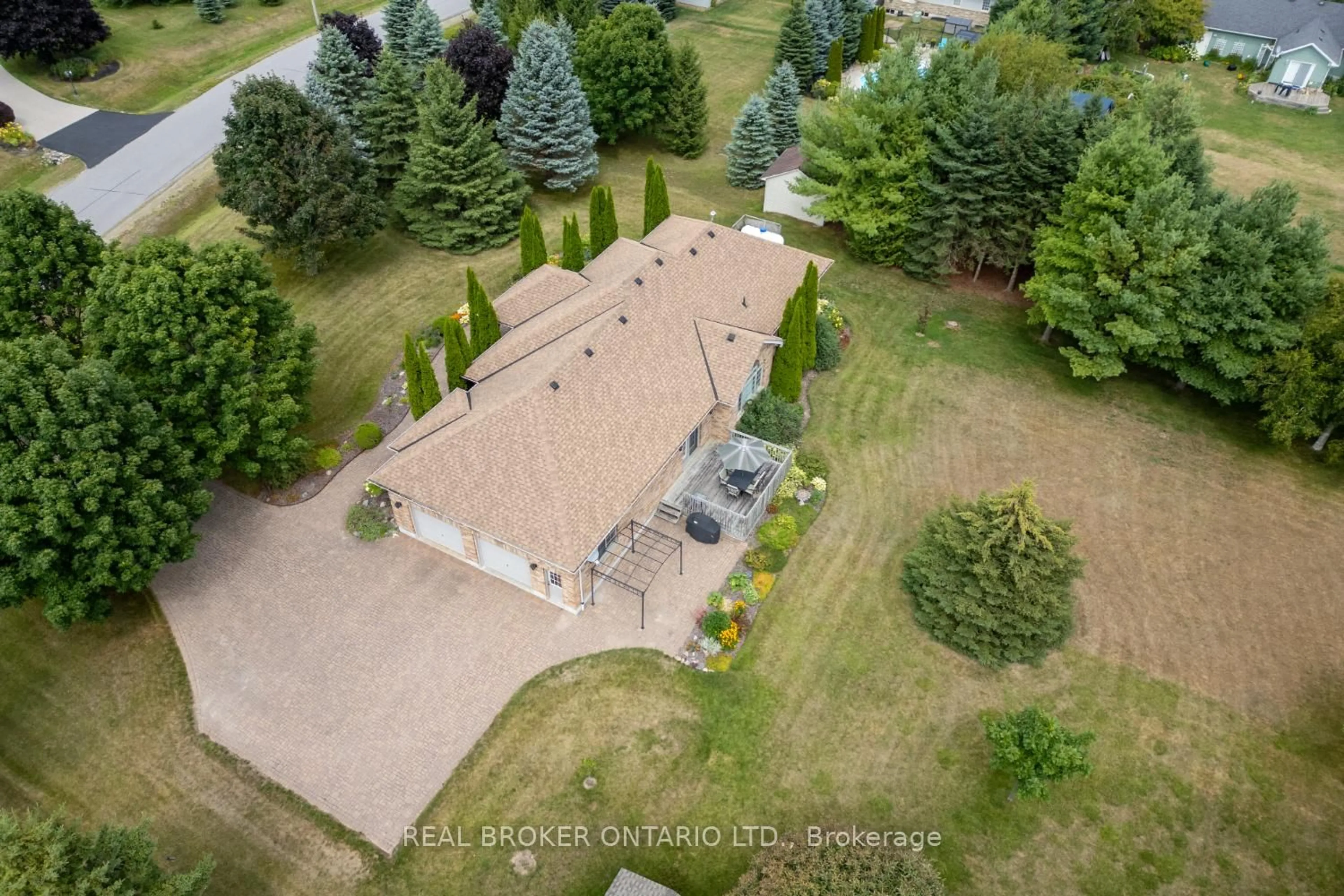 A pic from outside/outdoor area/front of a property/back of a property/a pic from drone, unknown for 7 Virtue Crt, Clarington Ontario L0B 1J0