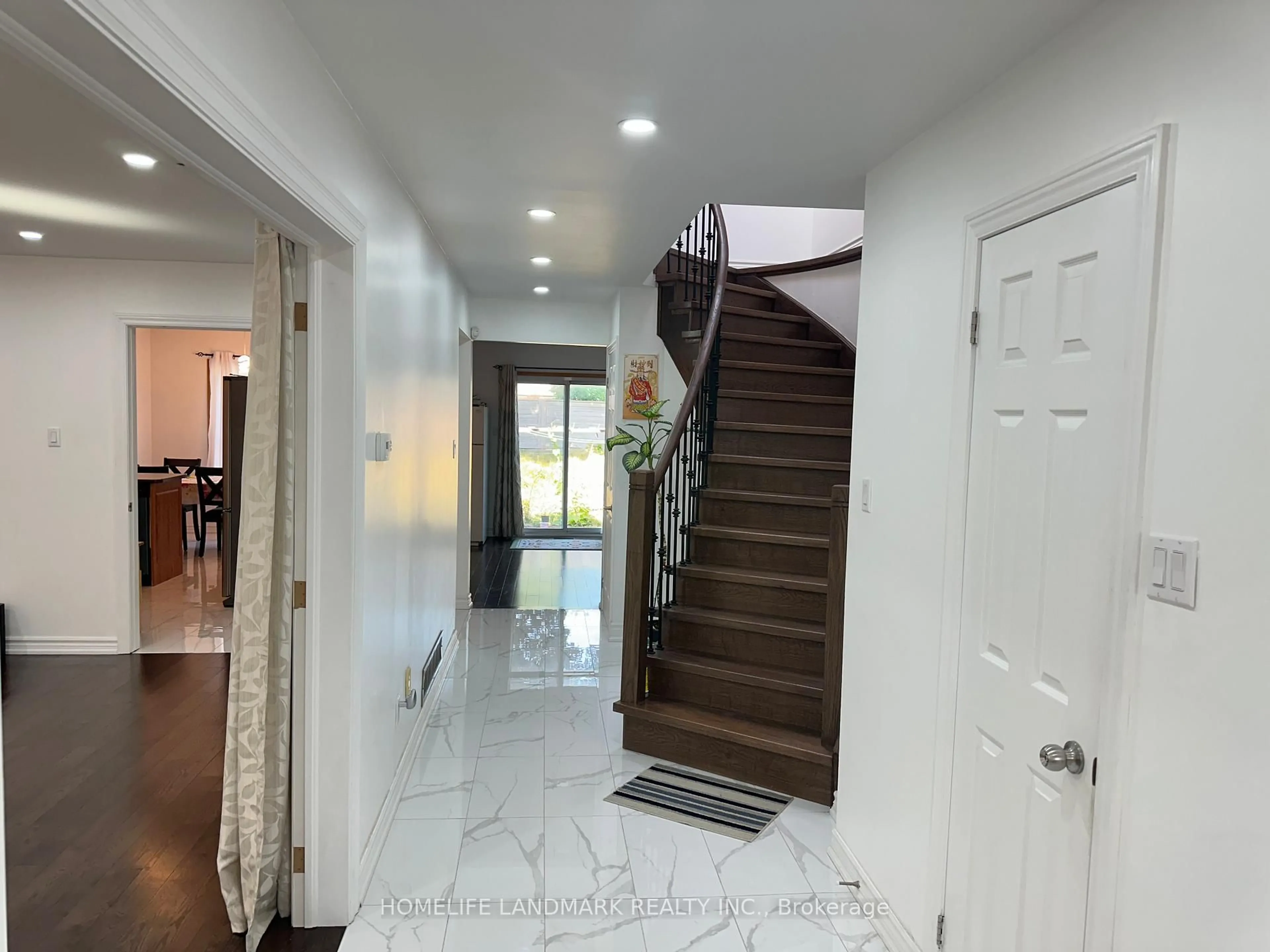Indoor entryway for 49 Roxanne Cres, Toronto Ontario M1V 4J6