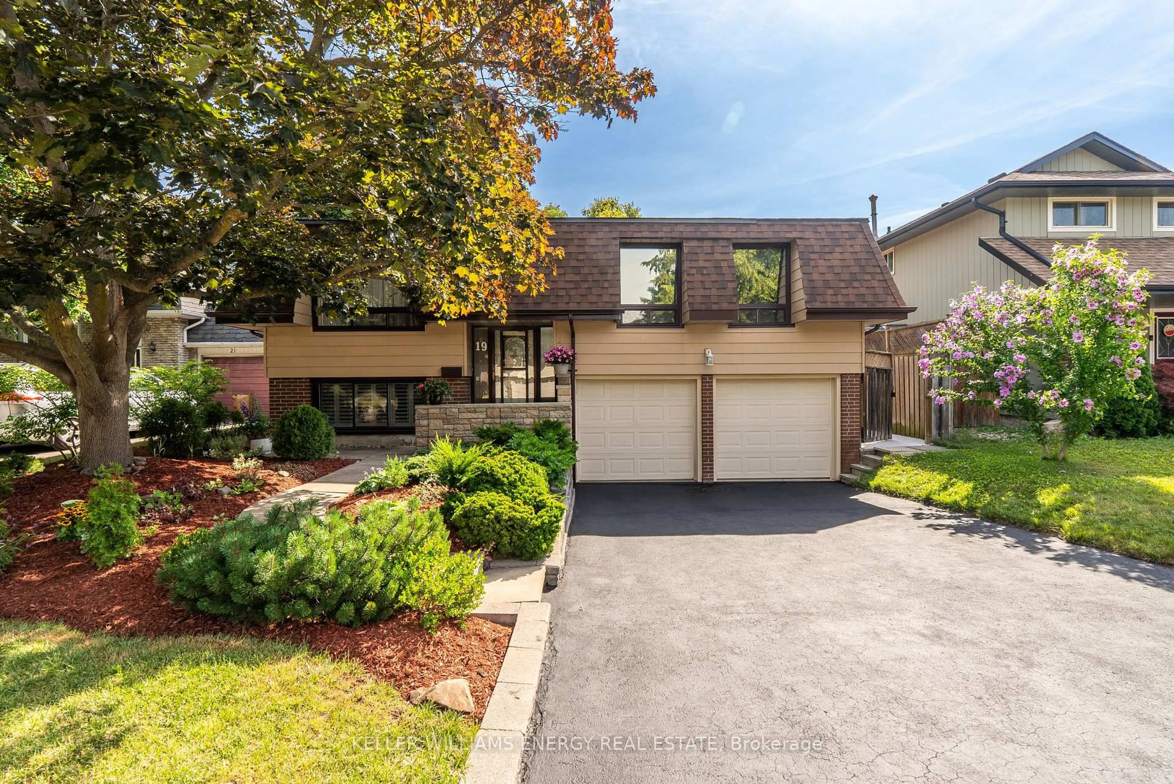 Home with brick exterior material, street for 19 Ingram Crt, Whitby Ontario L1N 5V4