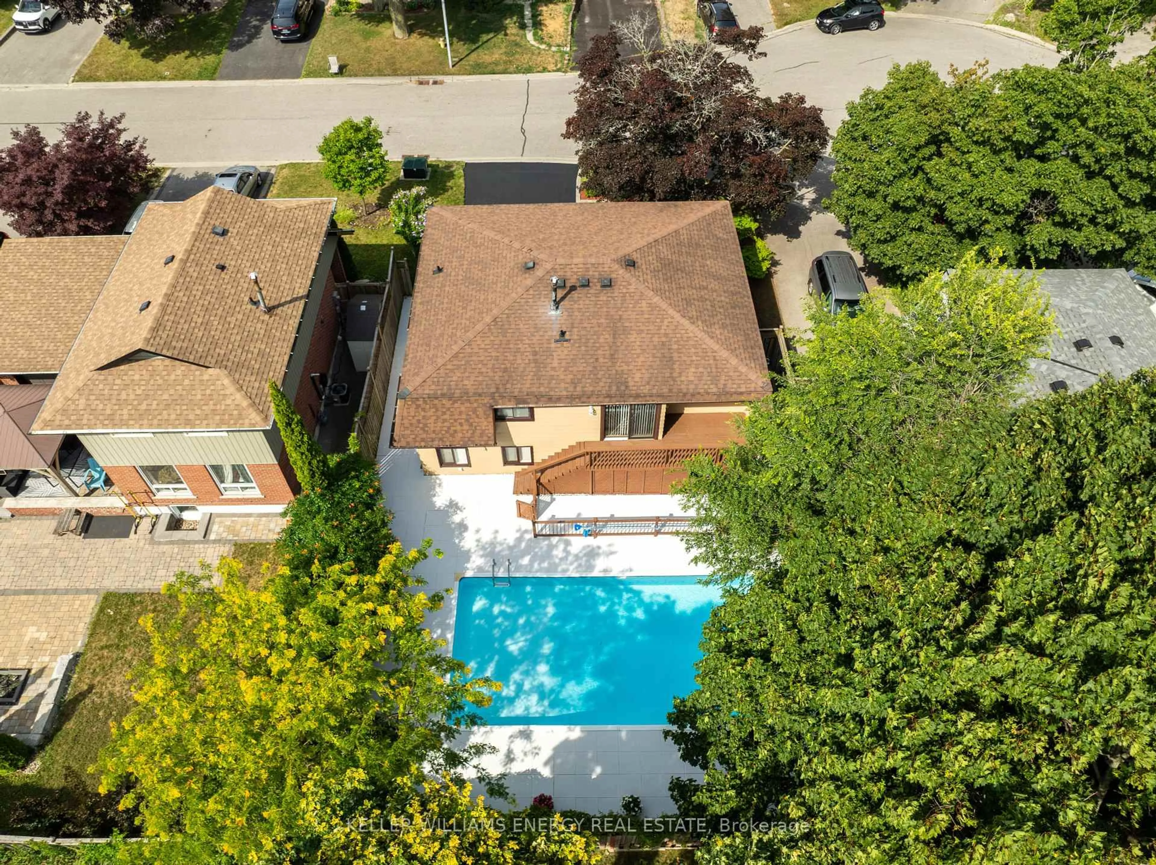 A pic from outside/outdoor area/front of a property/back of a property/a pic from drone, city buildings view from balcony for 19 Ingram Crt, Whitby Ontario L1N 5V4