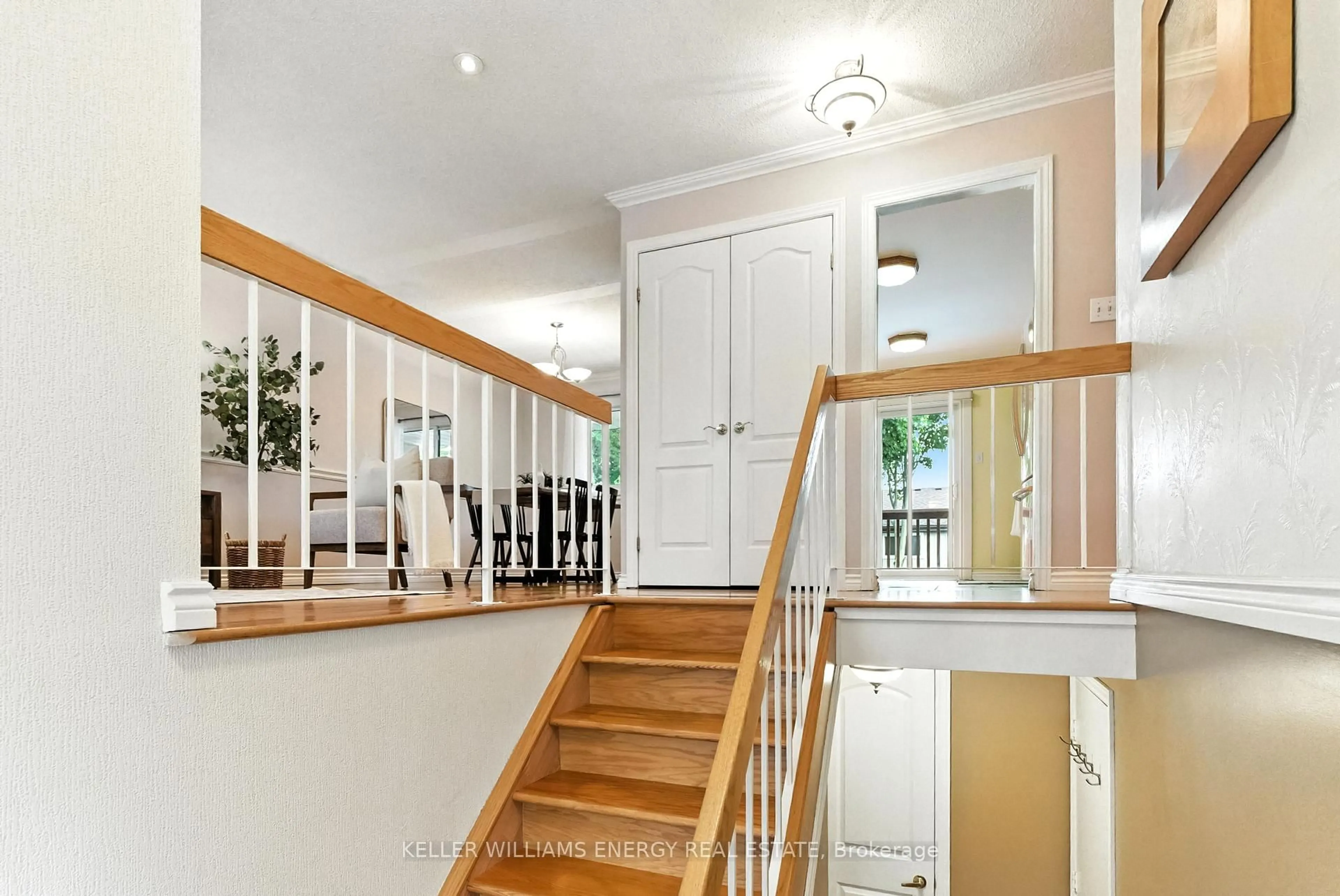 Indoor entryway for 19 Ingram Crt, Whitby Ontario L1N 5V4