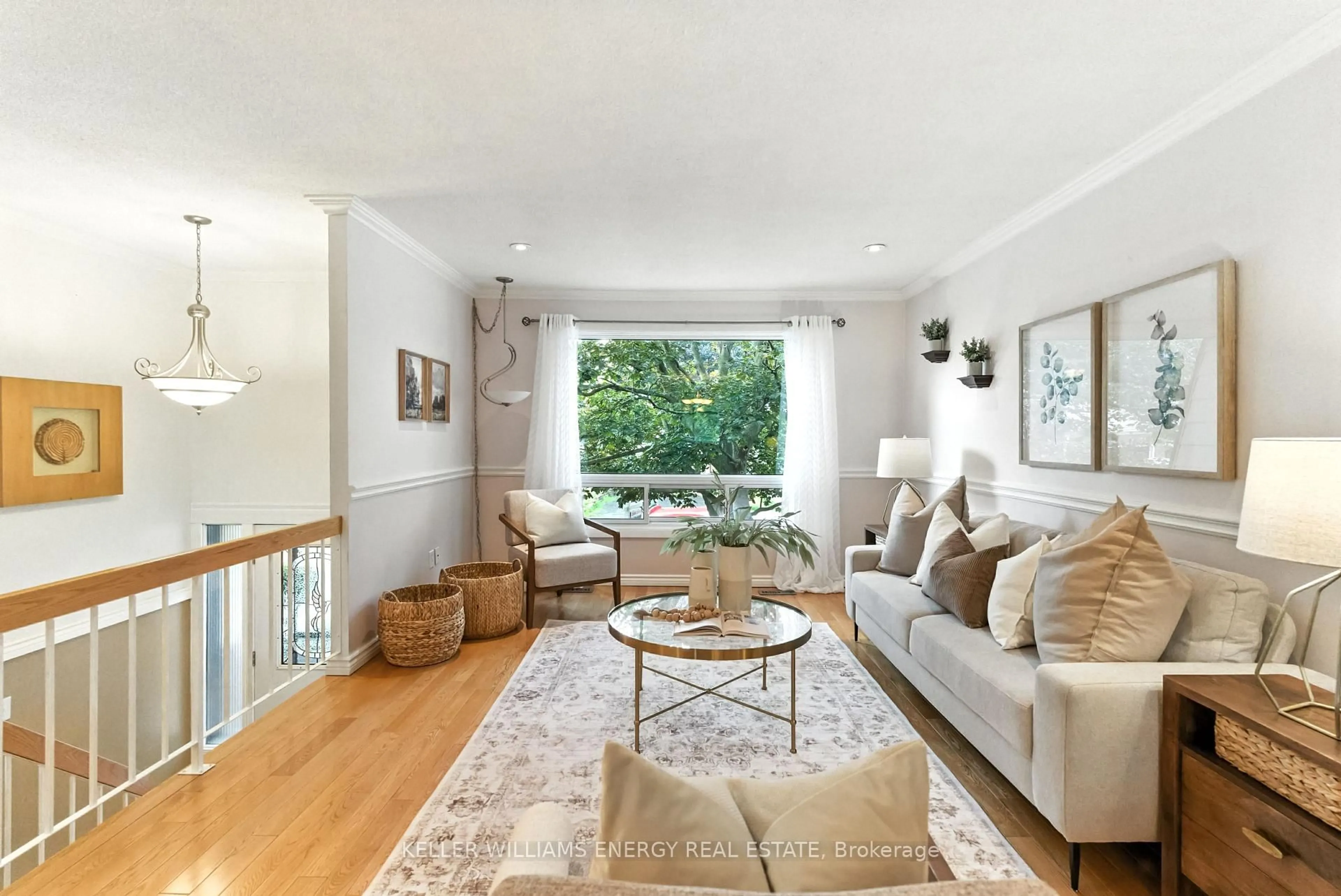 Living room with furniture, unknown for 19 Ingram Crt, Whitby Ontario L1N 5V4