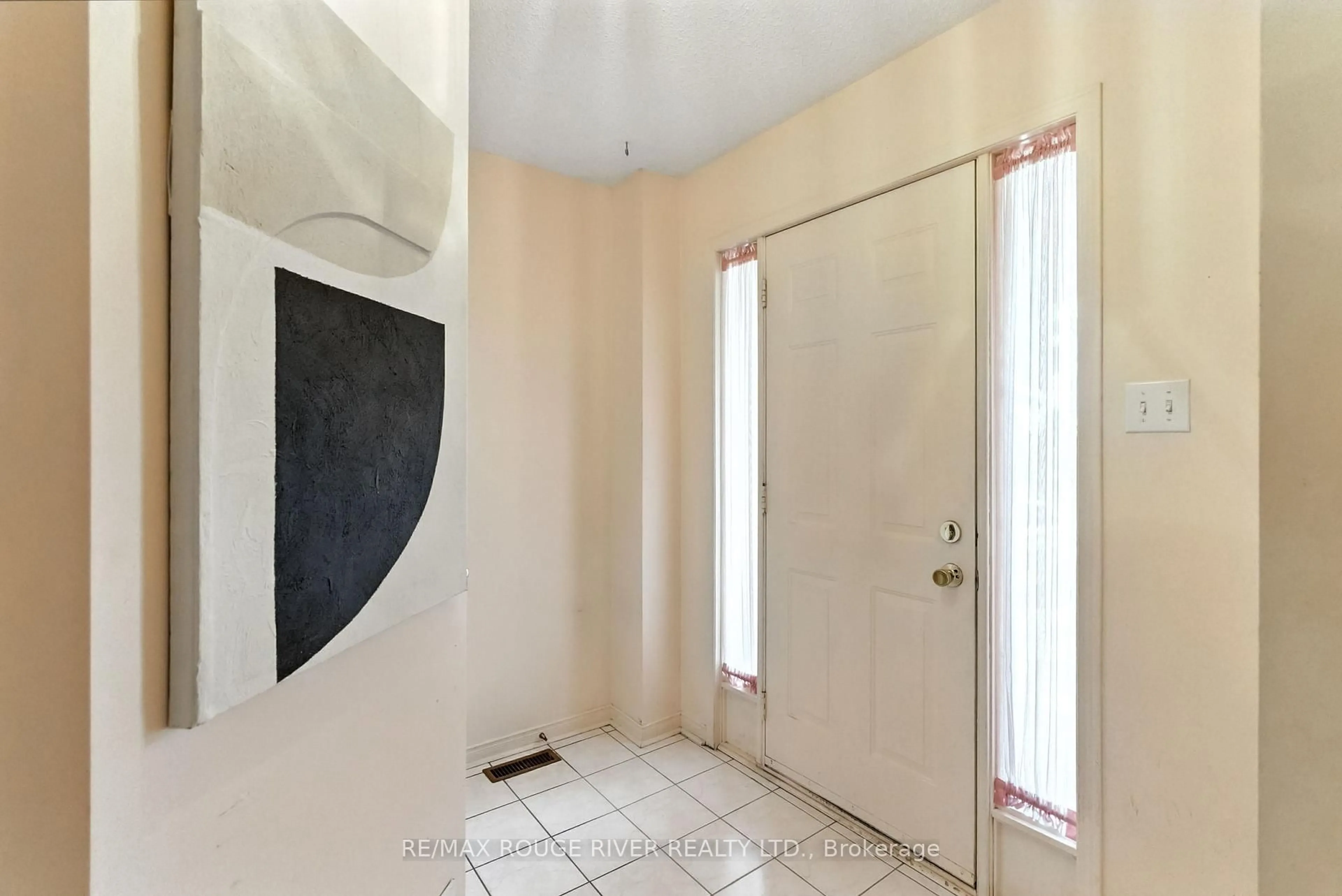 Indoor entryway for 11 Heaver Dr, Whitby Ontario L1N 9K4