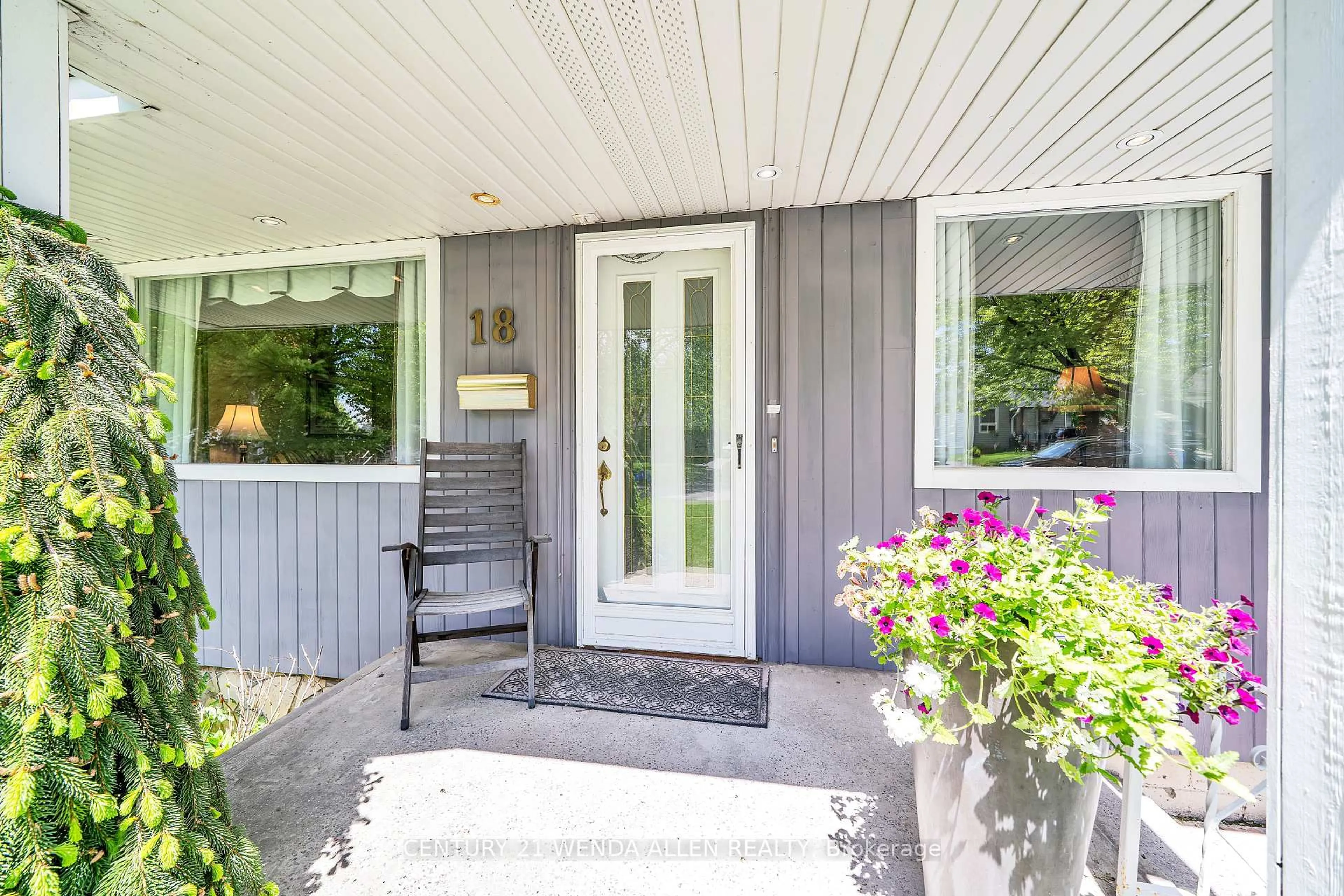 Indoor entryway for 18 George St, Ajax Ontario L1S 1S5