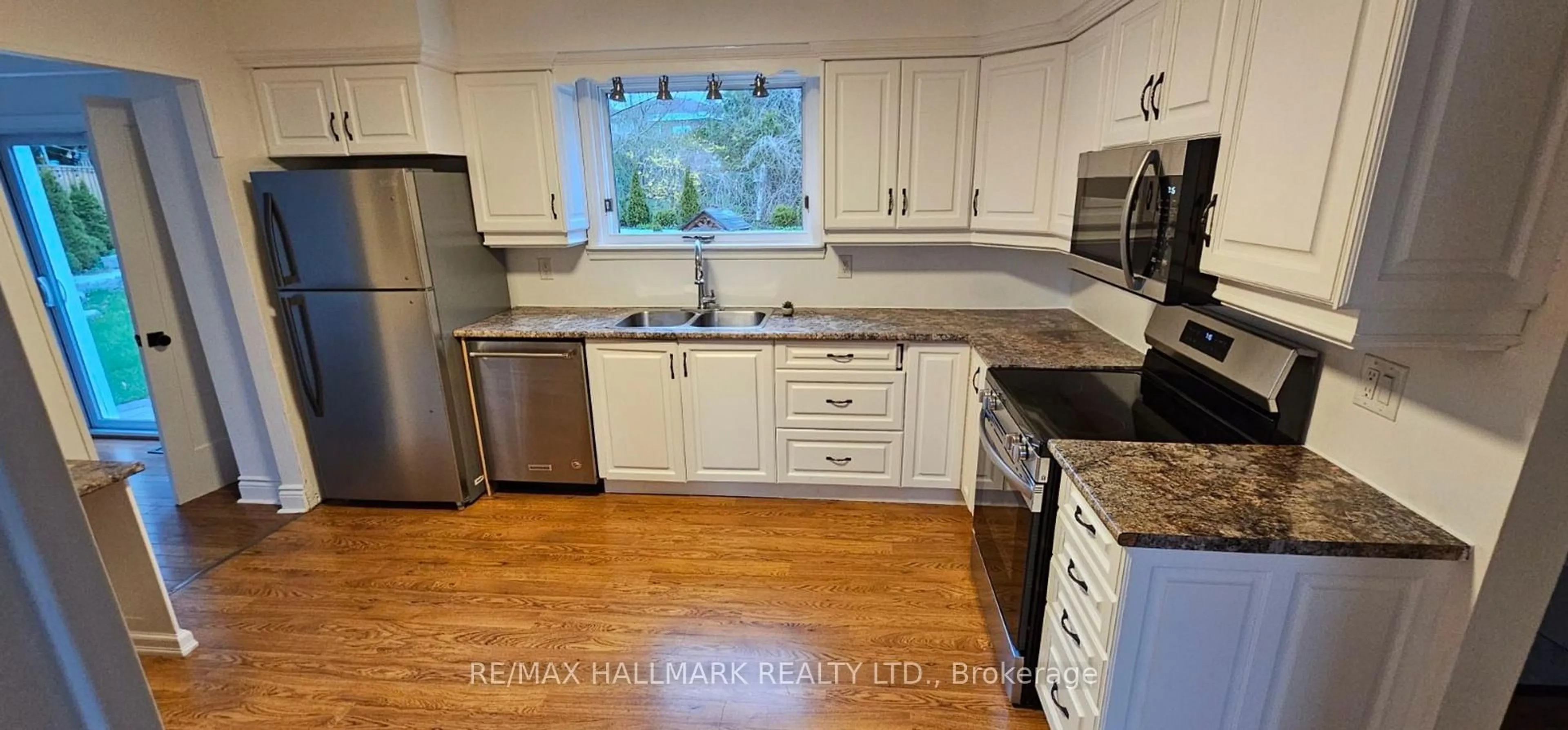 Standard kitchen, unknown for 926 Ivy Crt, Oshawa Ontario L1H 1S4