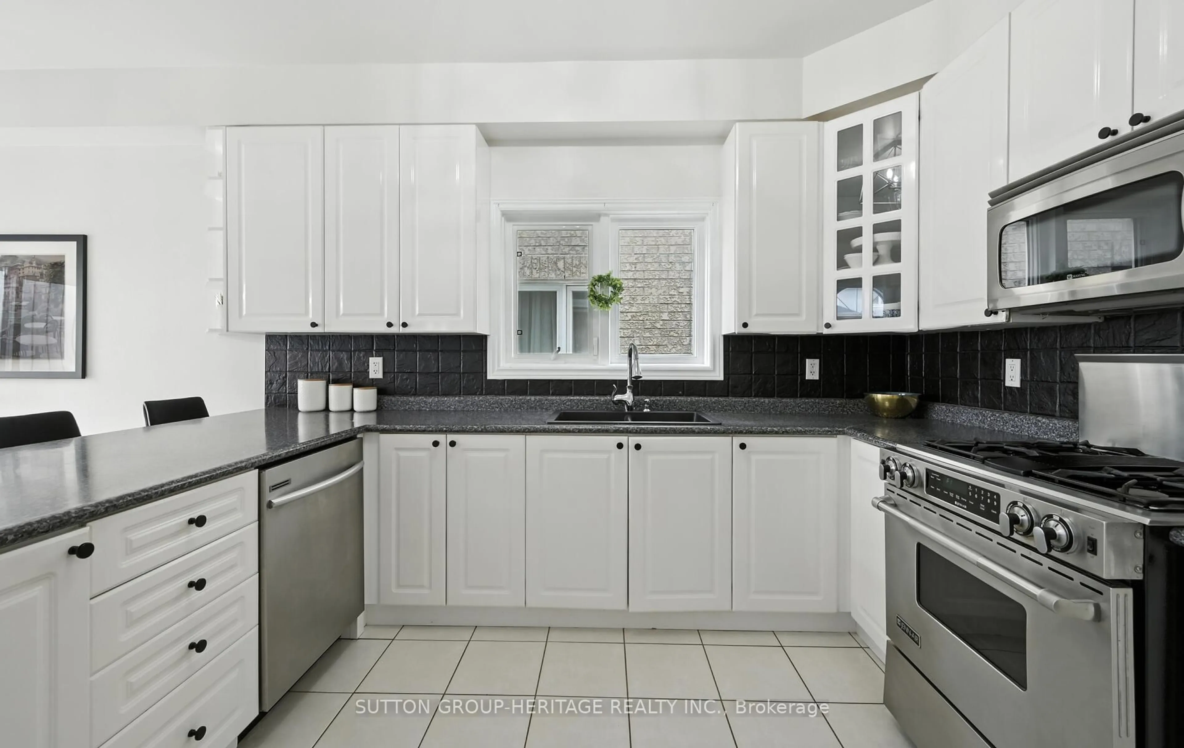 Unknown for 4 Barchester Cres, Whitby Ontario L1M 2L7