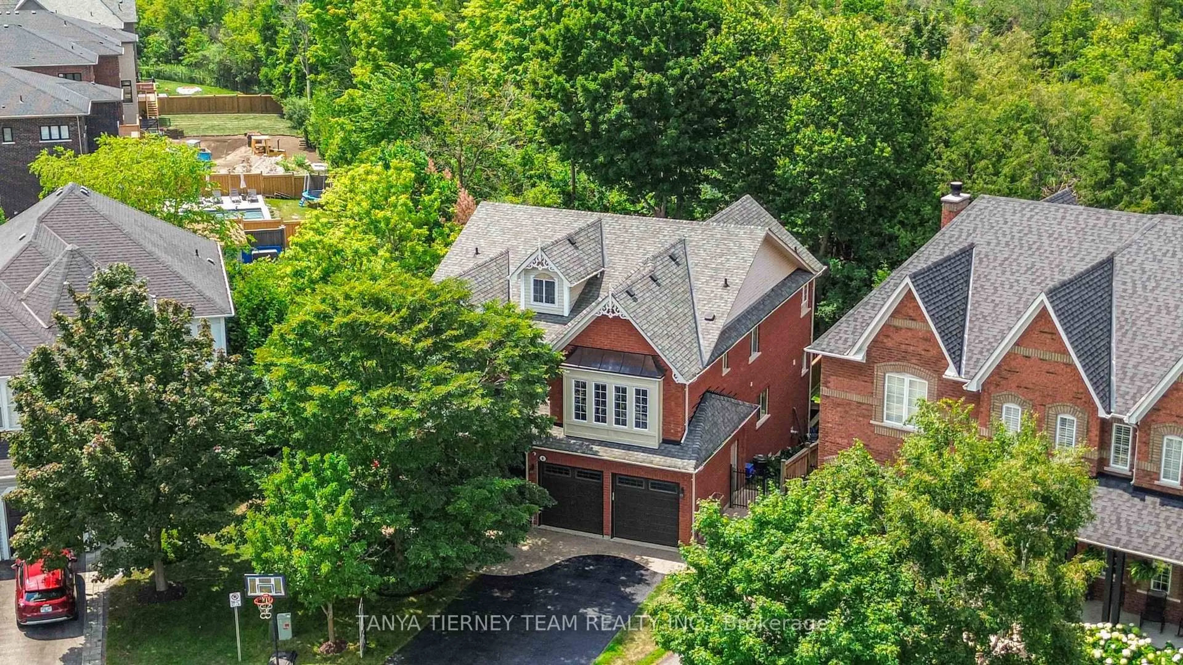 A pic from outside/outdoor area/front of a property/back of a property/a pic from drone, street for 6 Braddock Crt, Whitby Ontario L1M 2N1