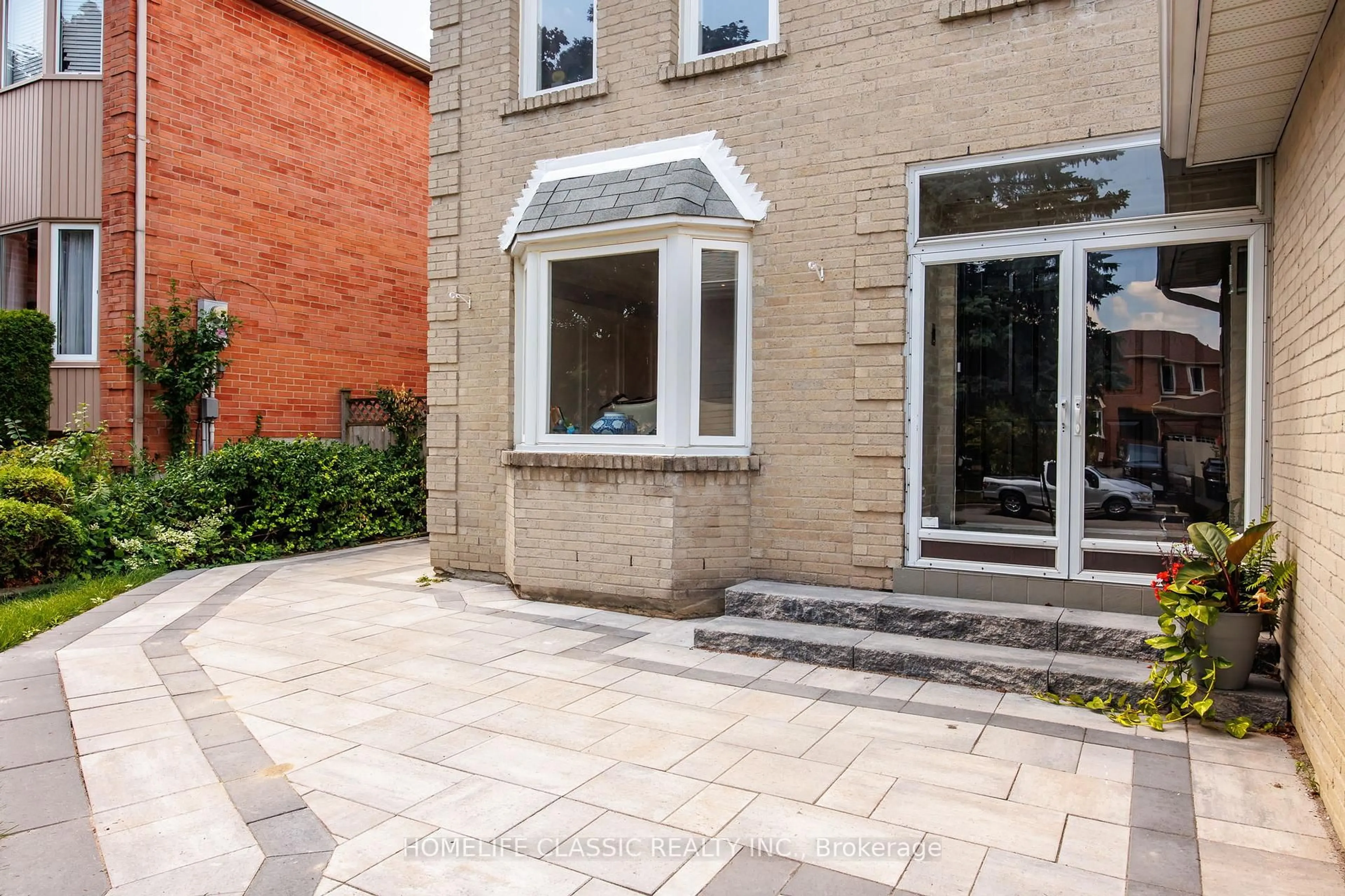 Patio, street for 550 Dahlia Cres, Pickering Ontario L1W 3G5
