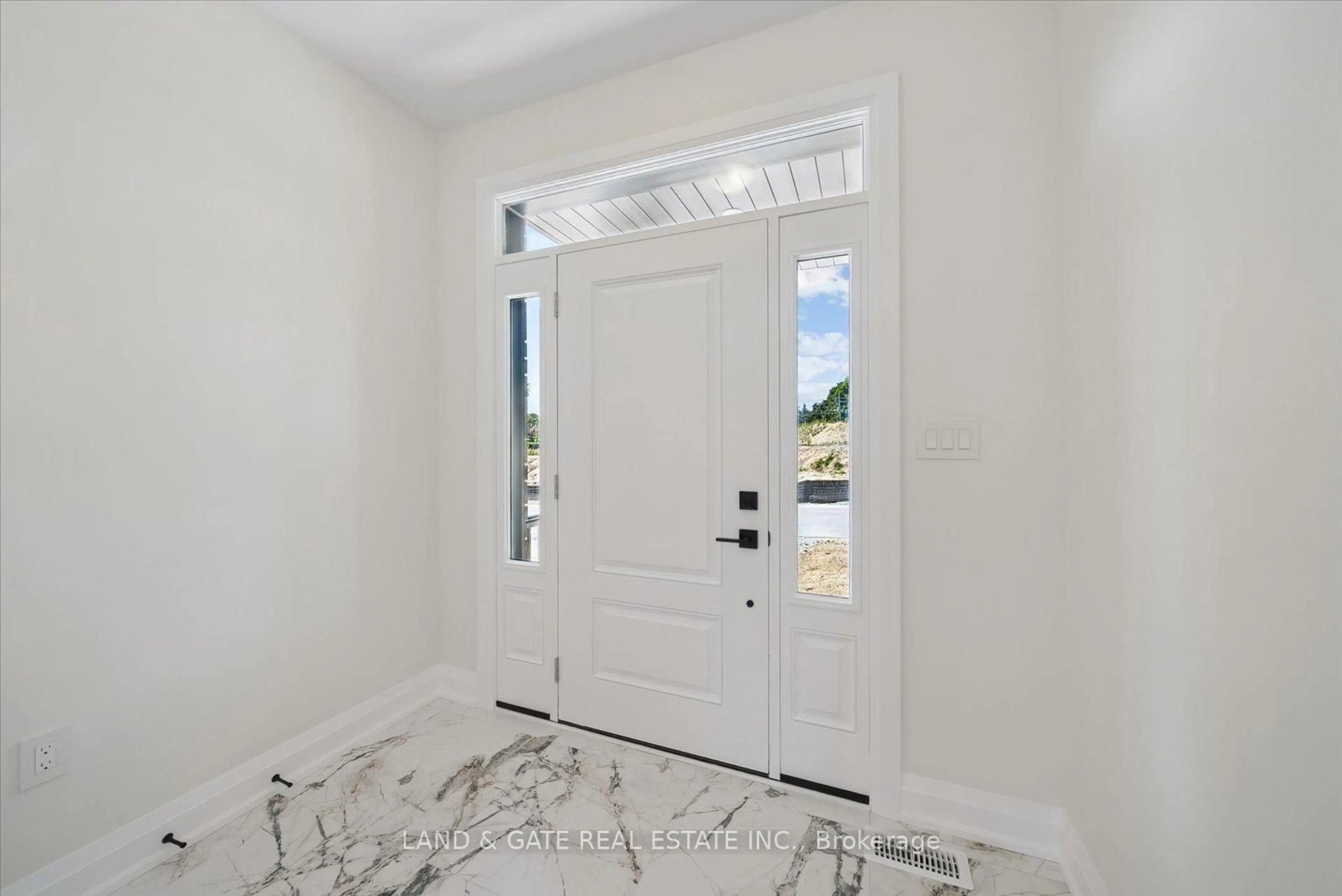 Indoor entryway for 965 Queensdale Ave, Oshawa Ontario L1H 1H4