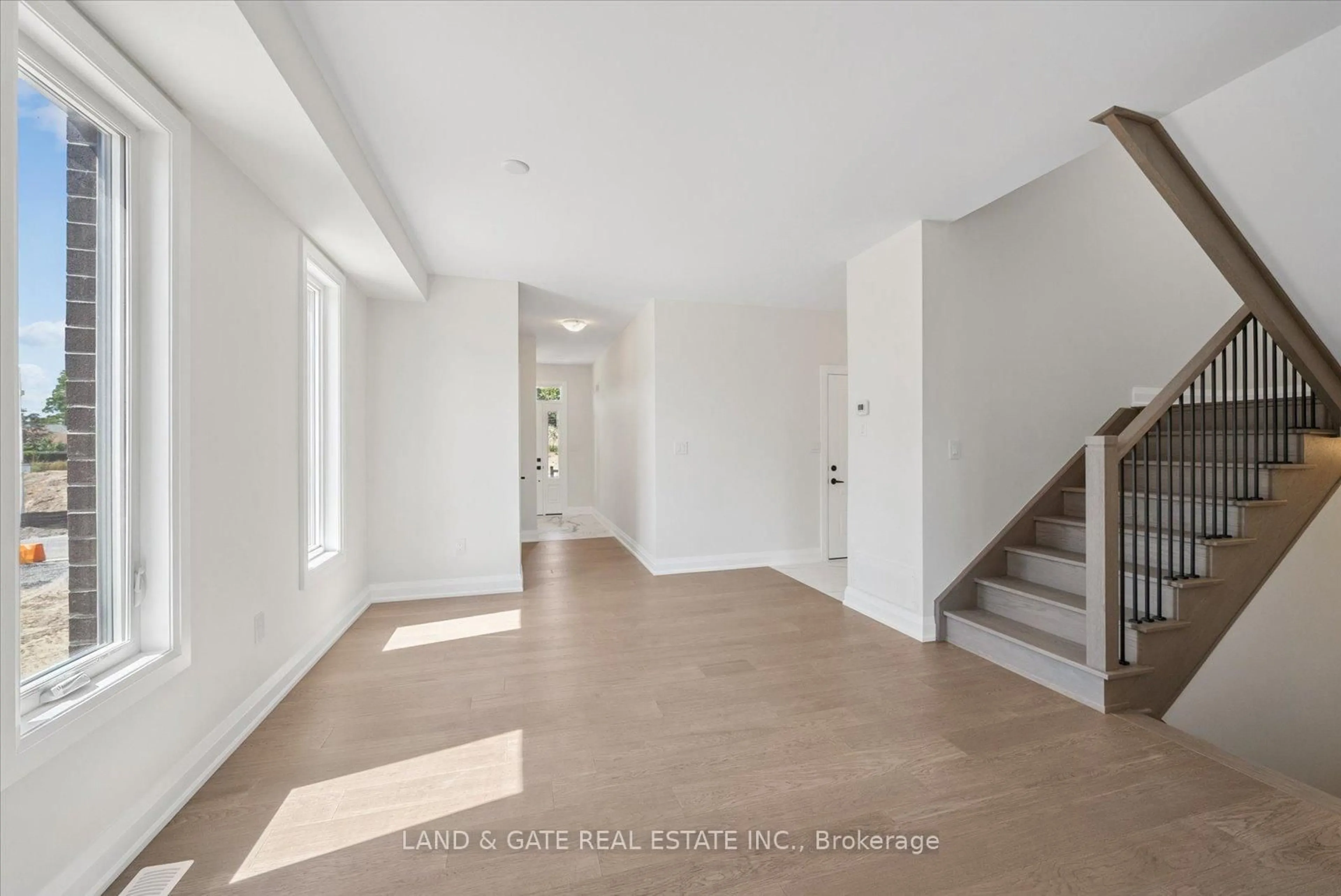 Indoor entryway for 965 Queensdale Ave, Oshawa Ontario L1H 1H4