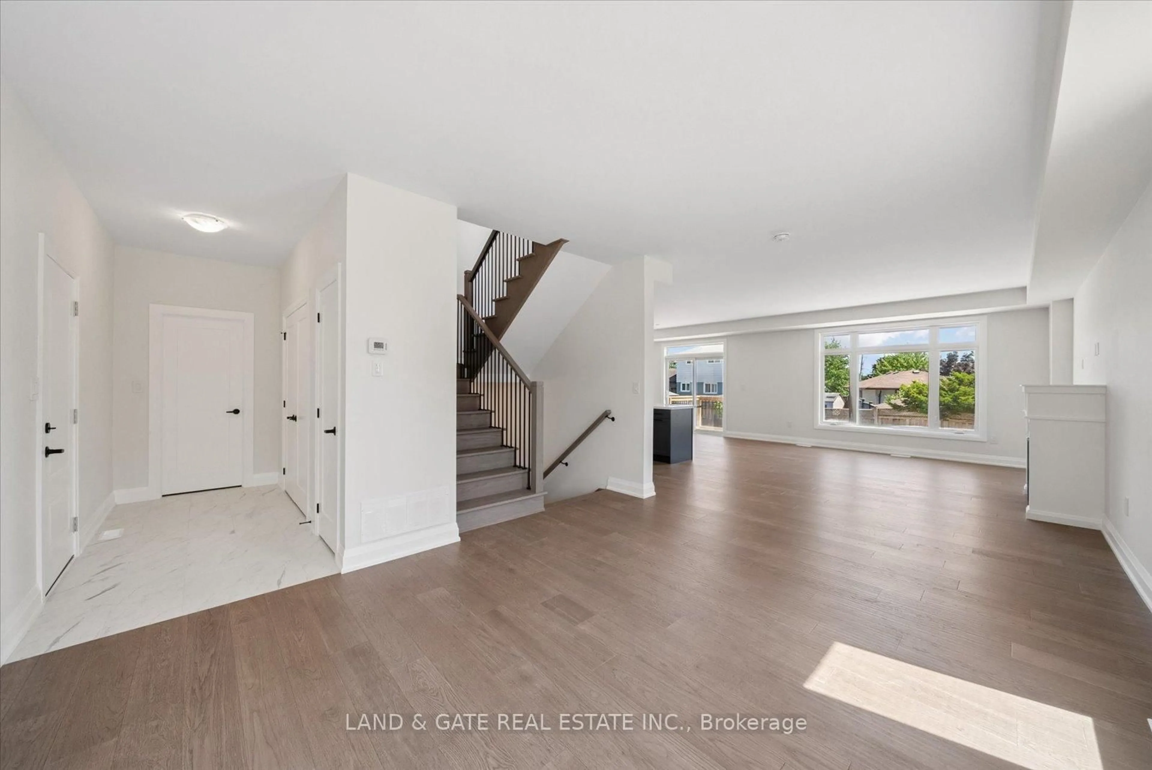 Indoor entryway for 965 Queensdale Ave, Oshawa Ontario L1H 1H4