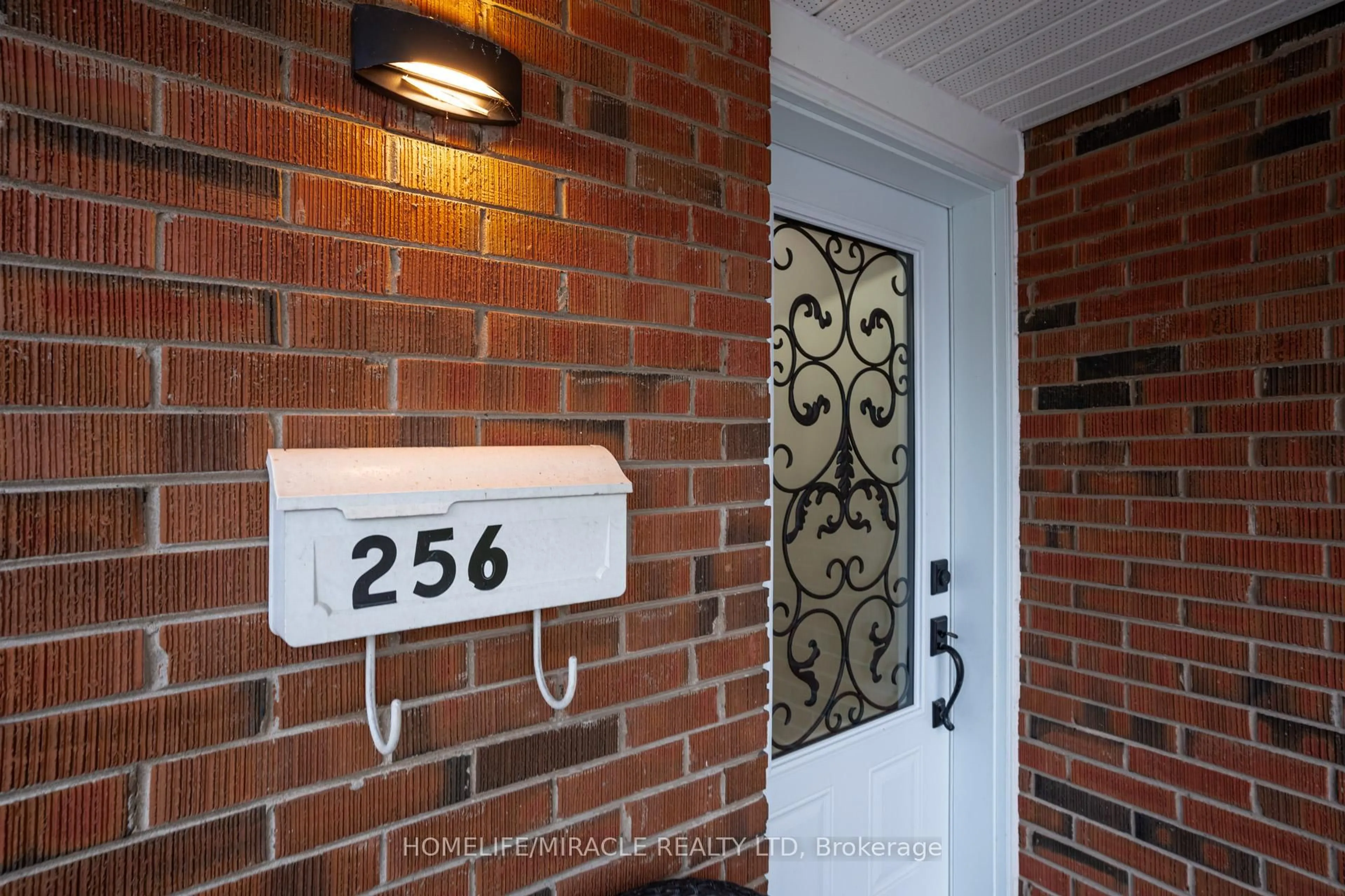 Indoor entryway for 256 Kinmount Cres, Oshawa Ontario L1J 3T7