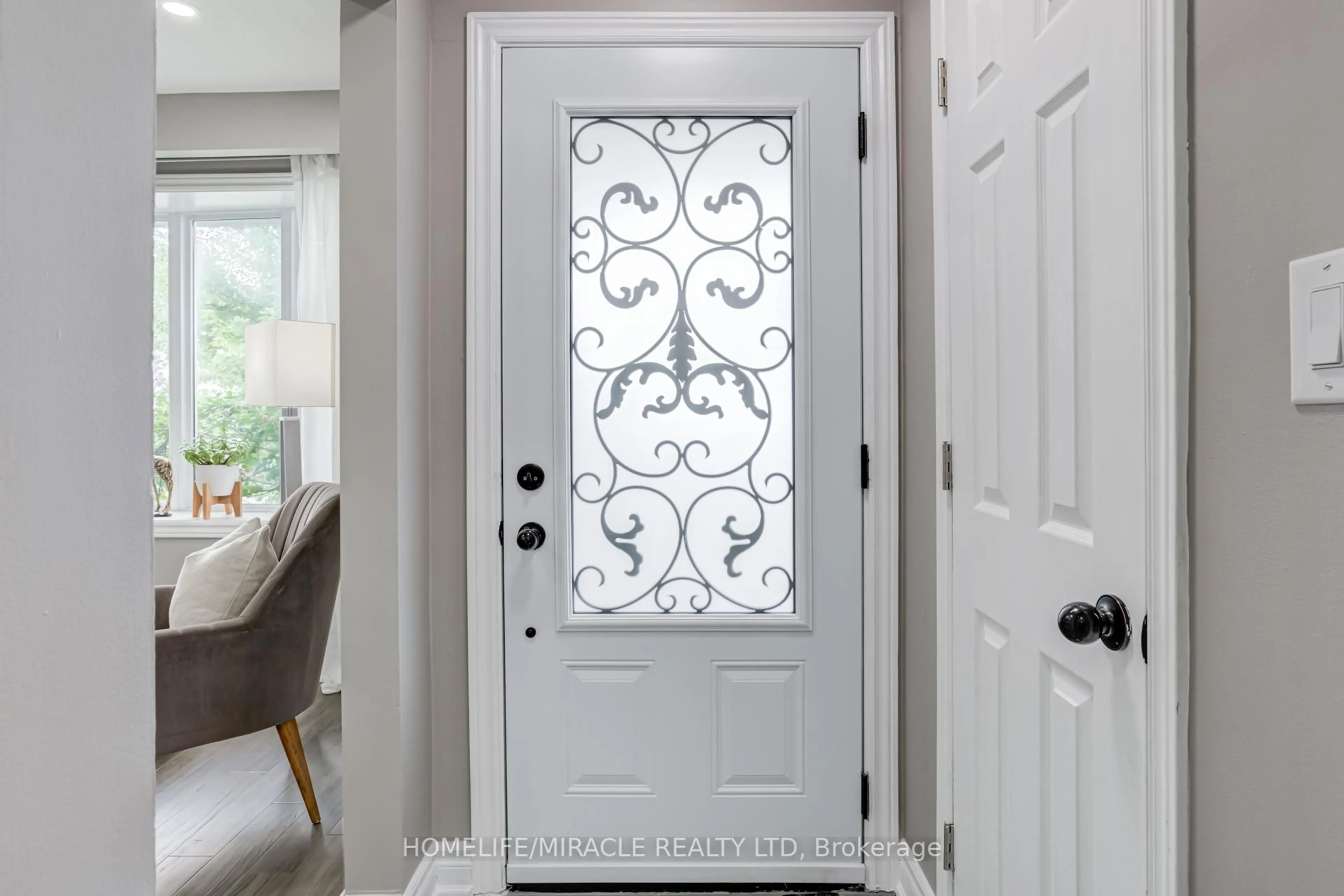 Indoor entryway for 256 Kinmount Cres, Oshawa Ontario L1J 3T7