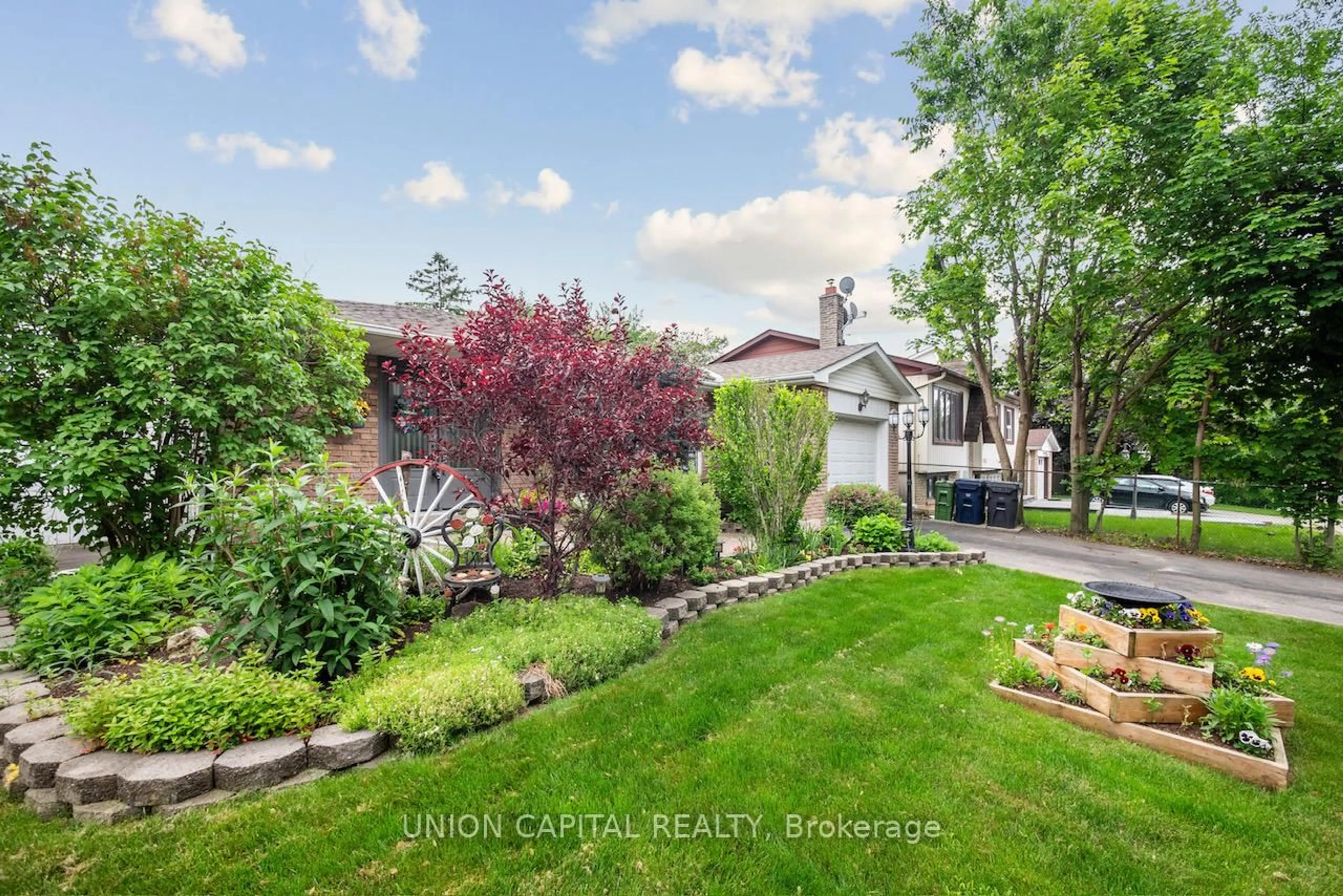 A pic from outside/outdoor area/front of a property/back of a property/a pic from drone, street for 107 White Heather Blvd, Toronto Ontario M1V 1P9