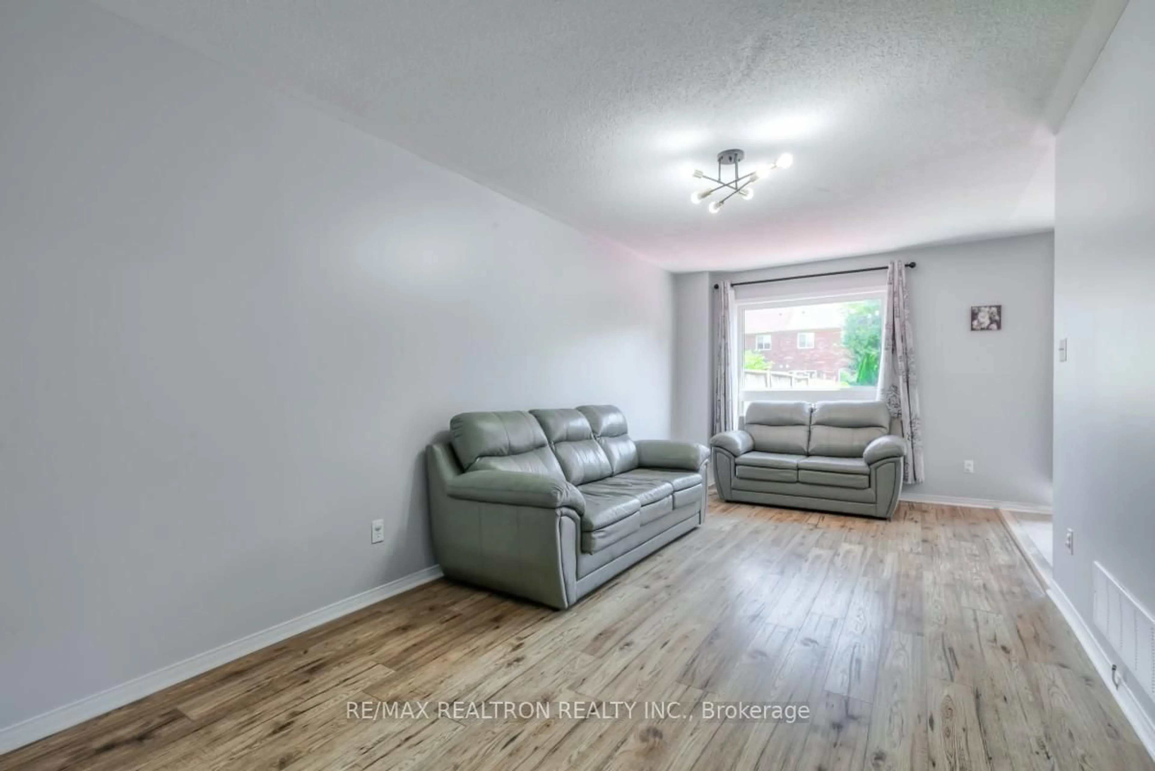Living room with furniture, wood/laminate floor for 9 Plantation Crt, Whitby Ontario L1P 1R2