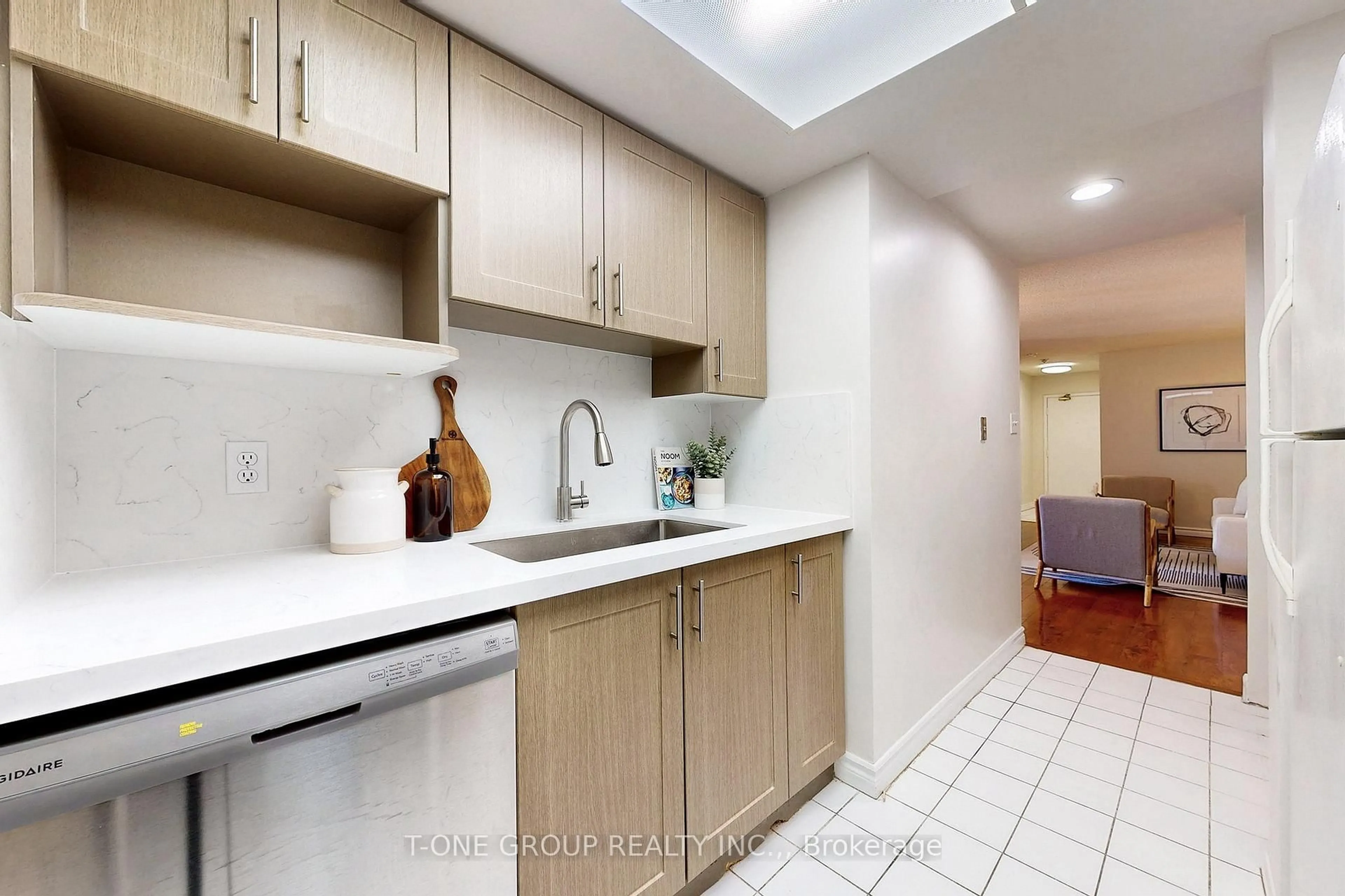 Standard kitchen, ceramic/tile floor for 2550 Lawrence Ave #808, Toronto Ontario M1P 2E7