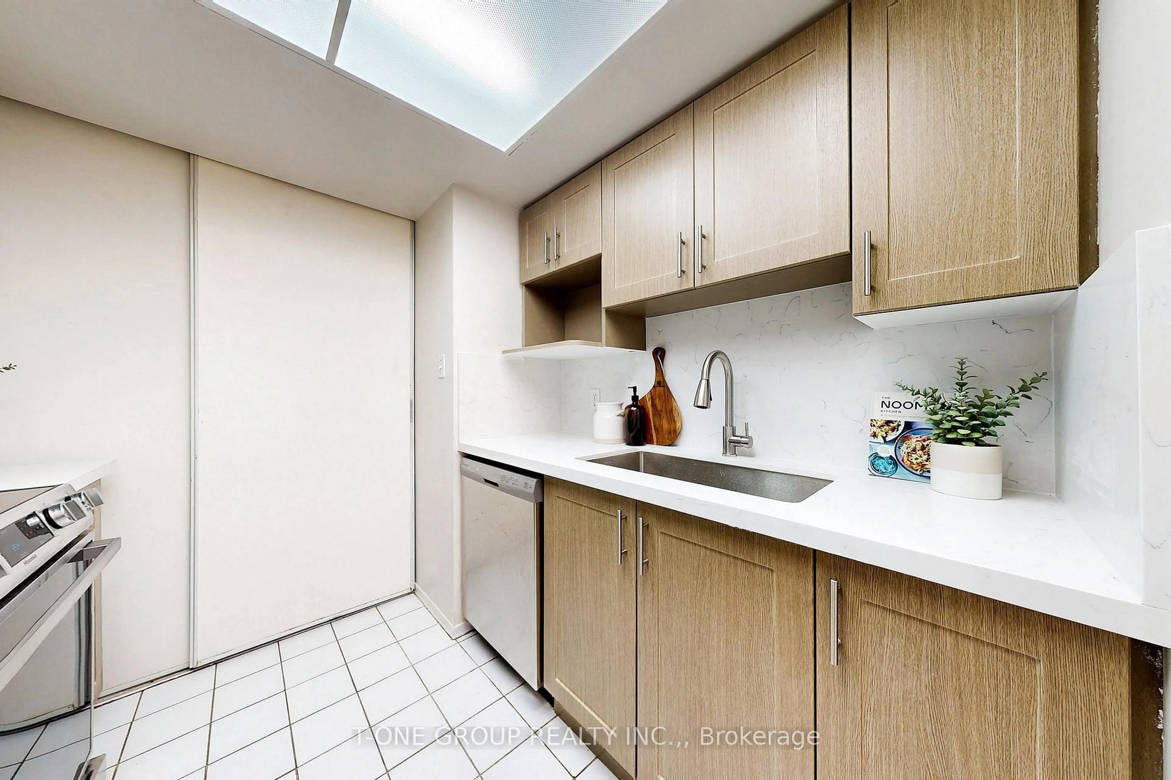 Standard kitchen, ceramic/tile floor for 2550 Lawrence Ave #808, Toronto Ontario M1P 2E7
