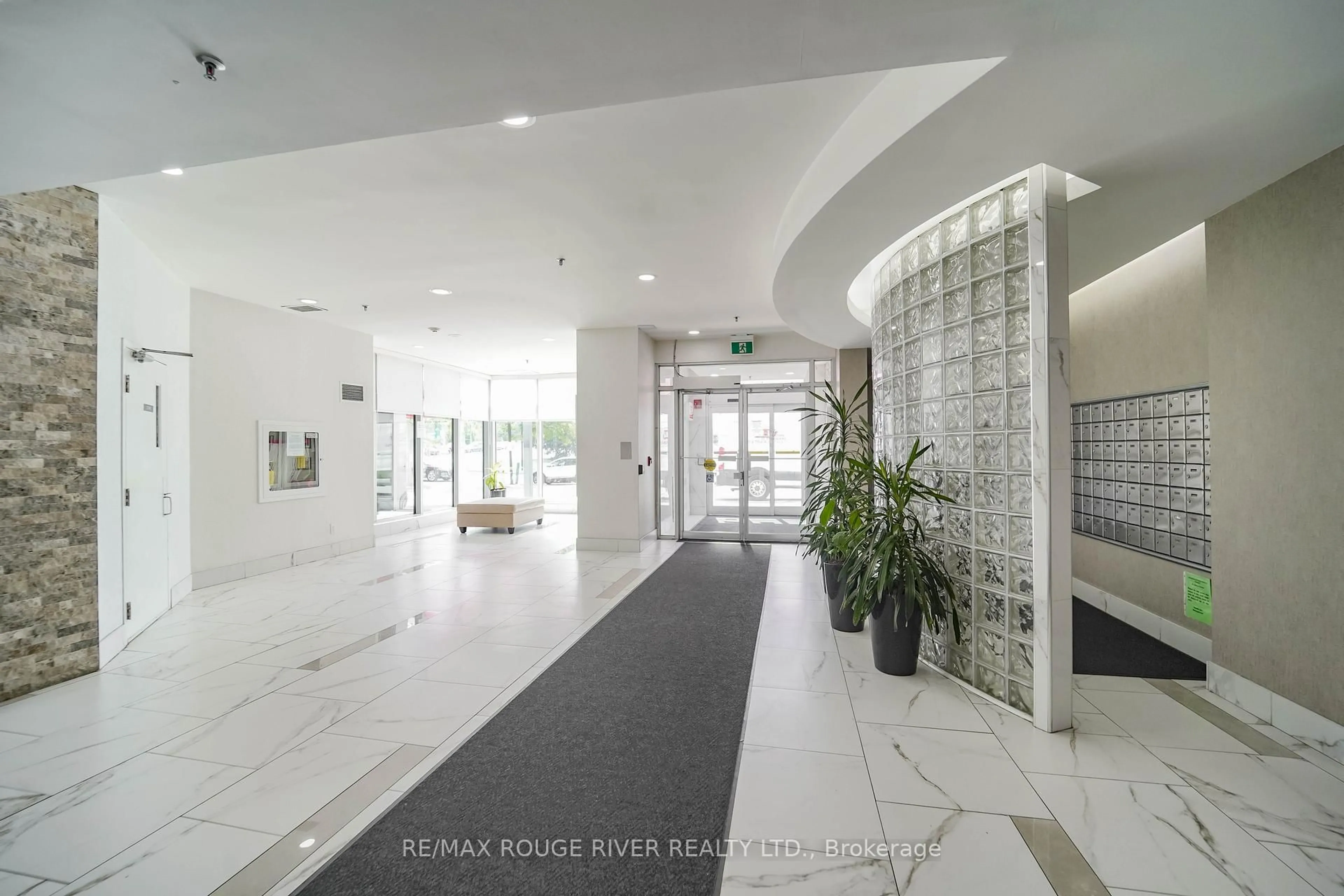 Indoor foyer for 2550 Lawrence Ave #720, Toronto Ontario M1P 2R7